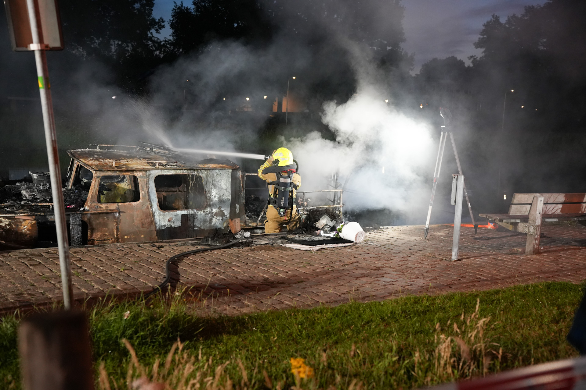 Dode door brand op woonboot in kanaal