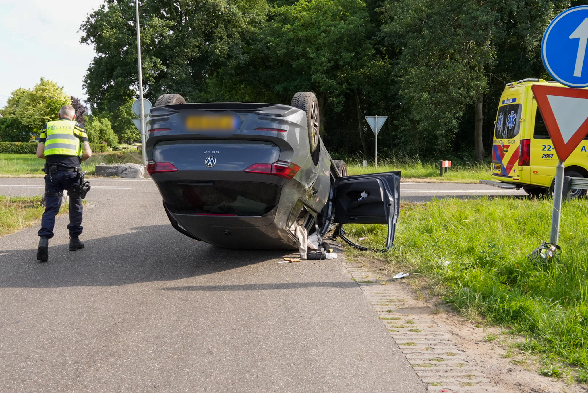 Auto op z’n kop door ongeval, twee vrouwen gewond