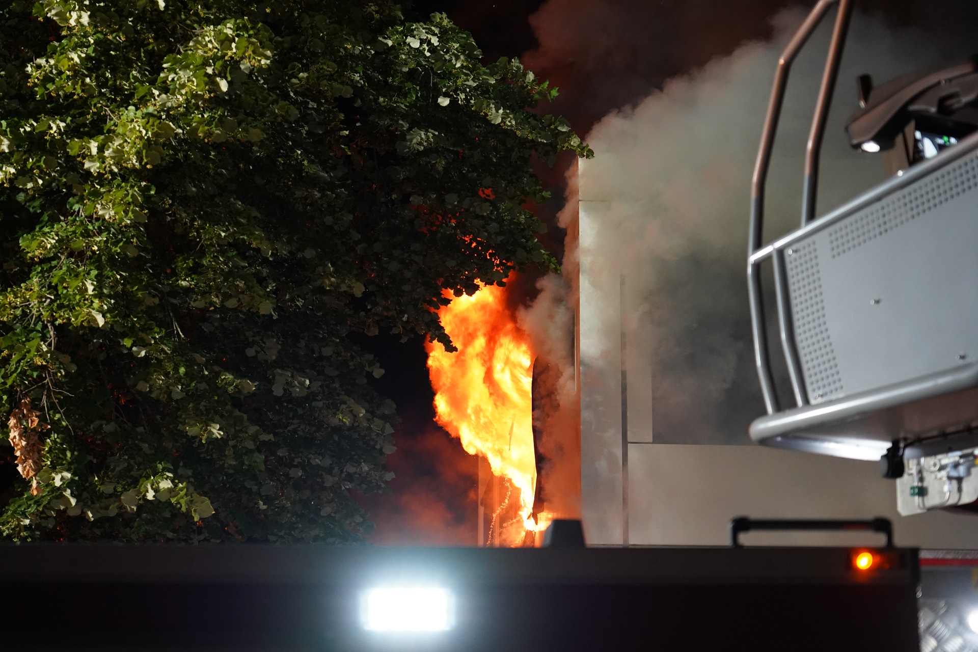 Zwaargewonde door val uit raam bij grote bedrijfsbrand