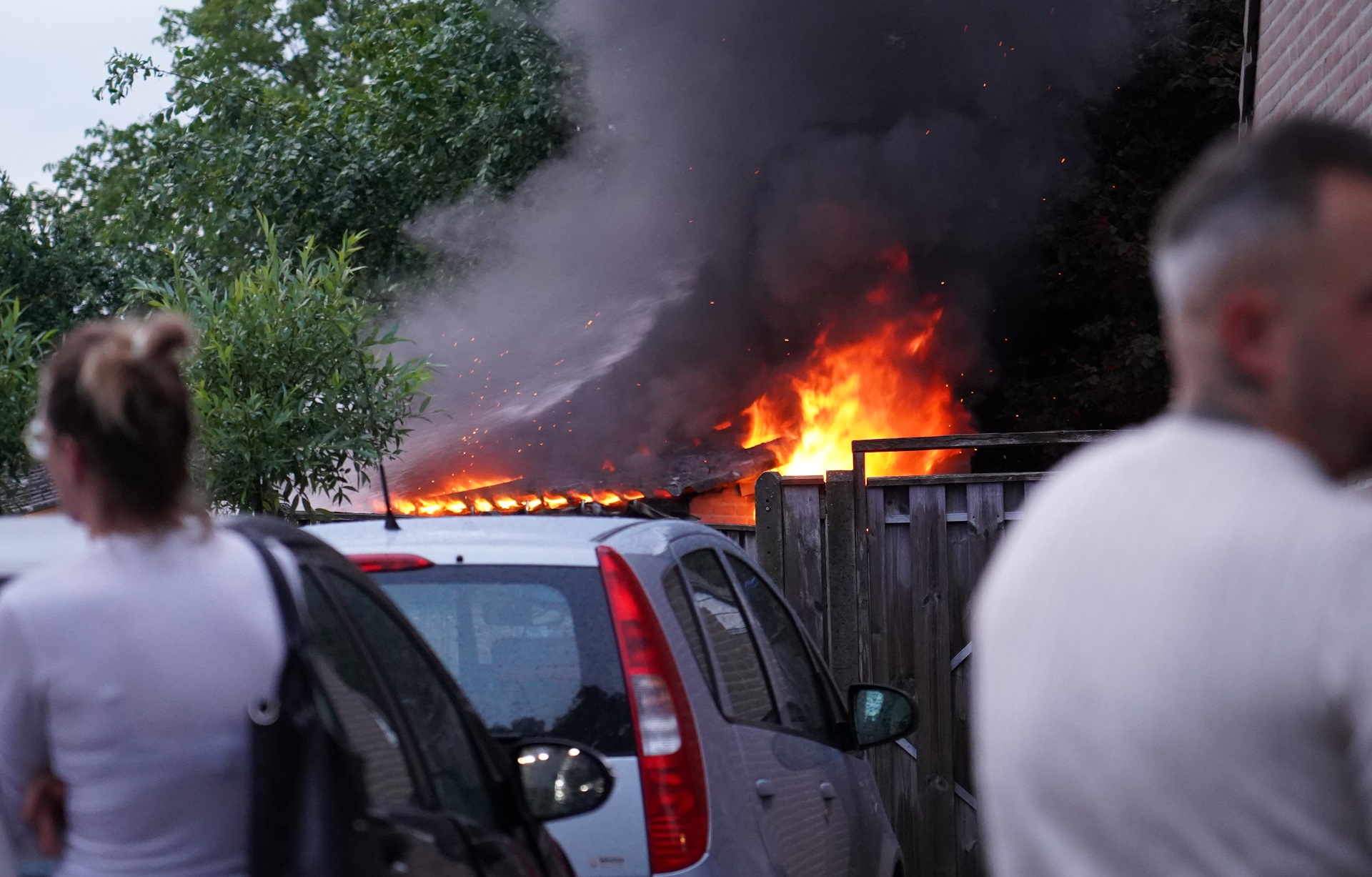 Zwarte rookwolken door uitslaande brand in schuur