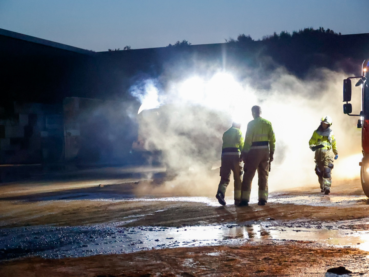 Kokosmateriaal in brand bij bedrijf