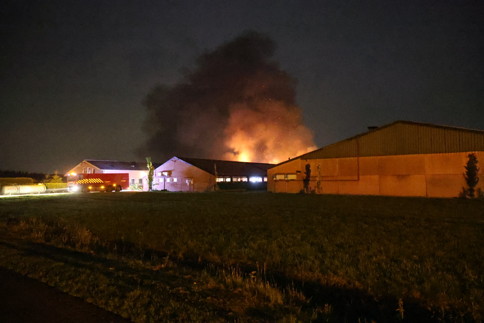 Loods met hooibalen in lichterlaaie