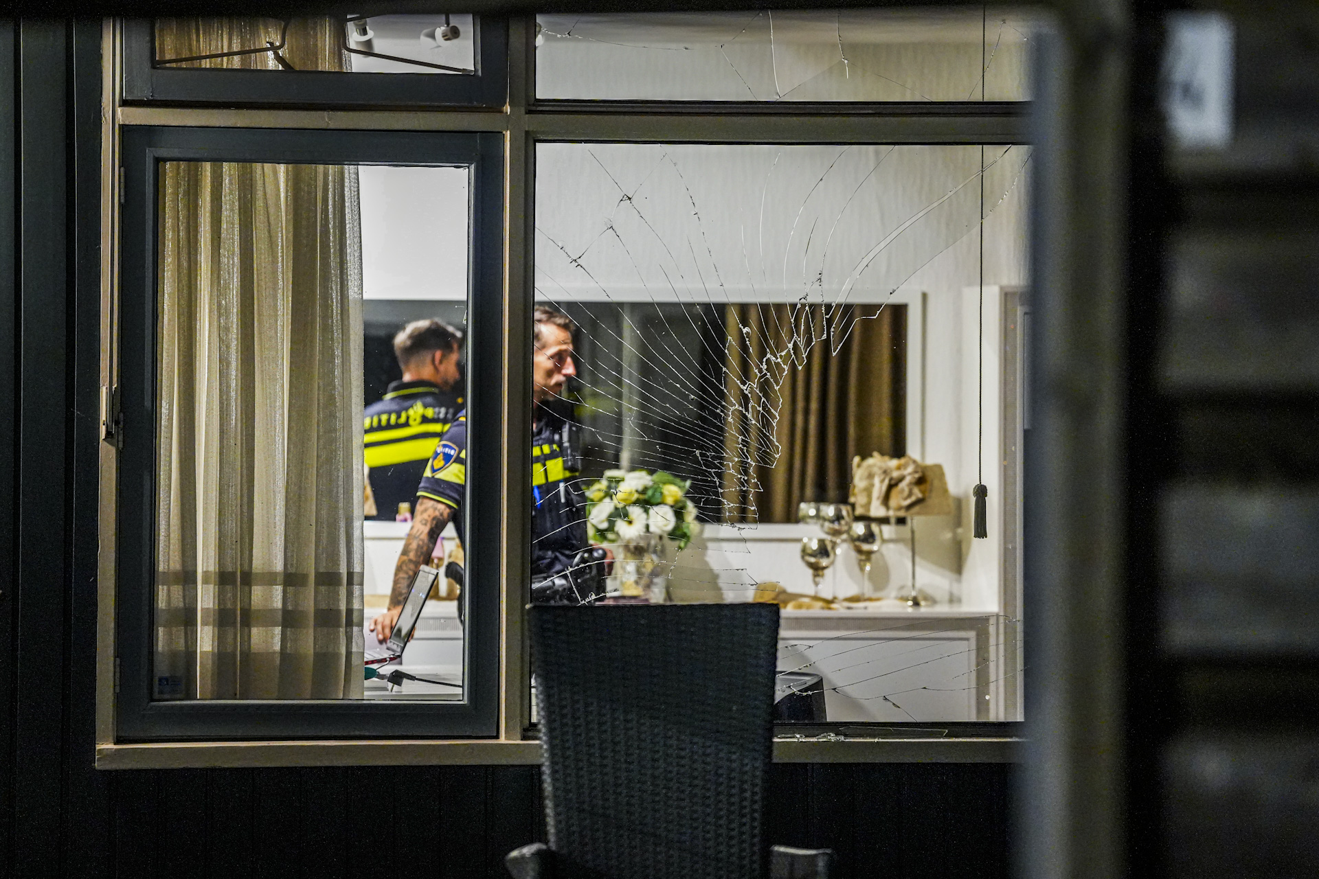 Explosief gaat af bij woning, ruiten sneuvelen door harde klap