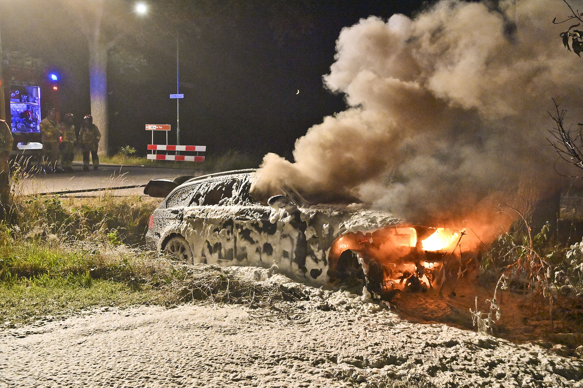 Auto brandt uit na crash, bestuurder ongedeerd