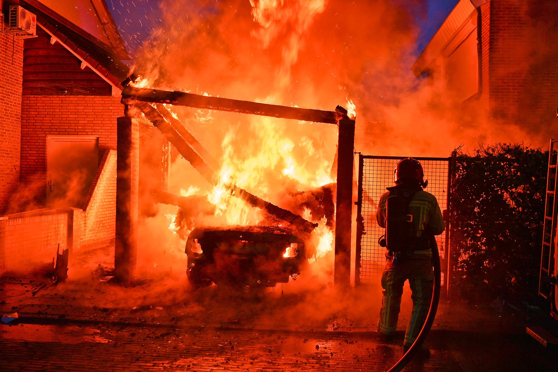 Bewoners vluchten uit huis door felle brand