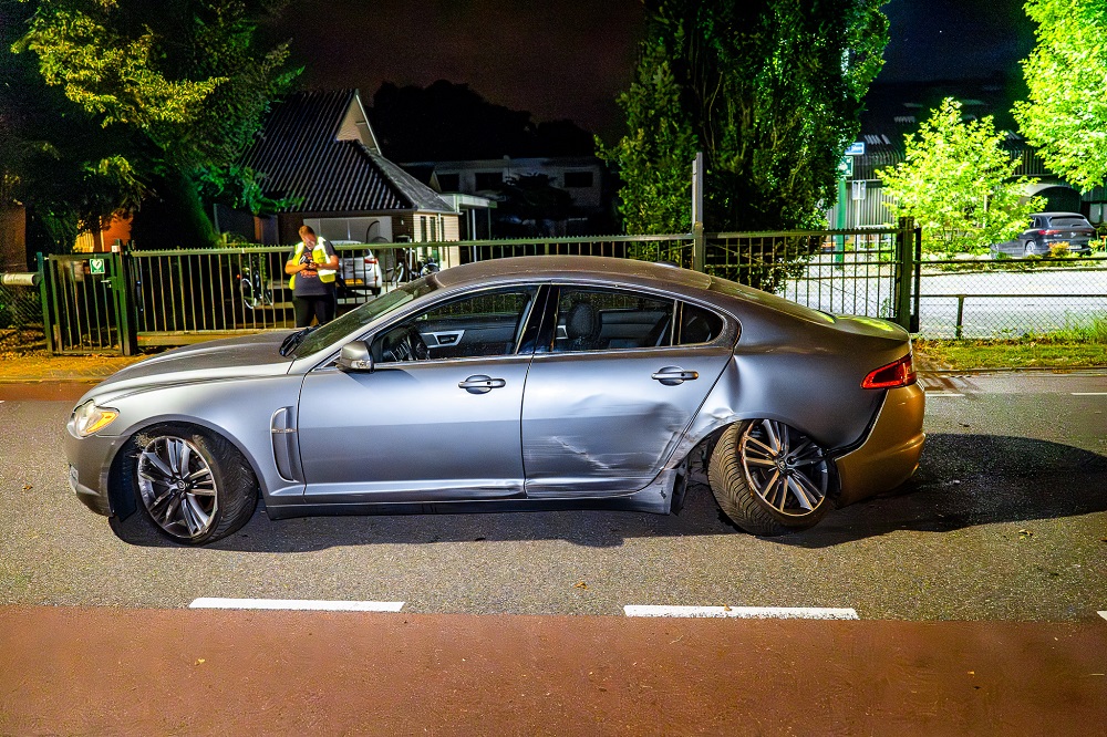 Jaguar botst tegen boom, bestuurder zonder rijbewijs