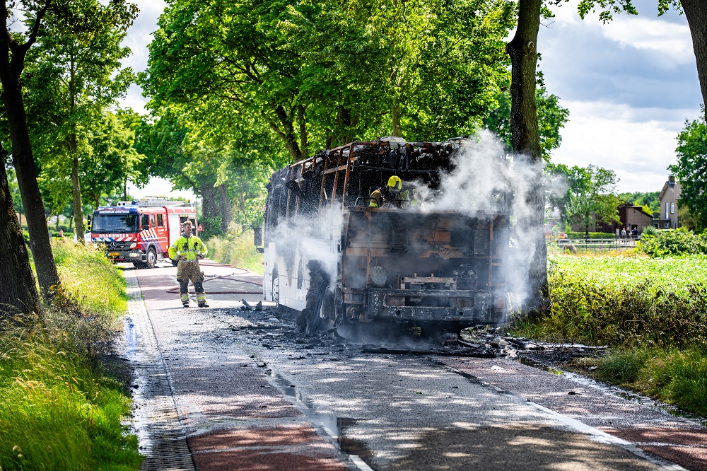 Touringcar in lichterlaaie, inzittenden op tijd in veiligheid