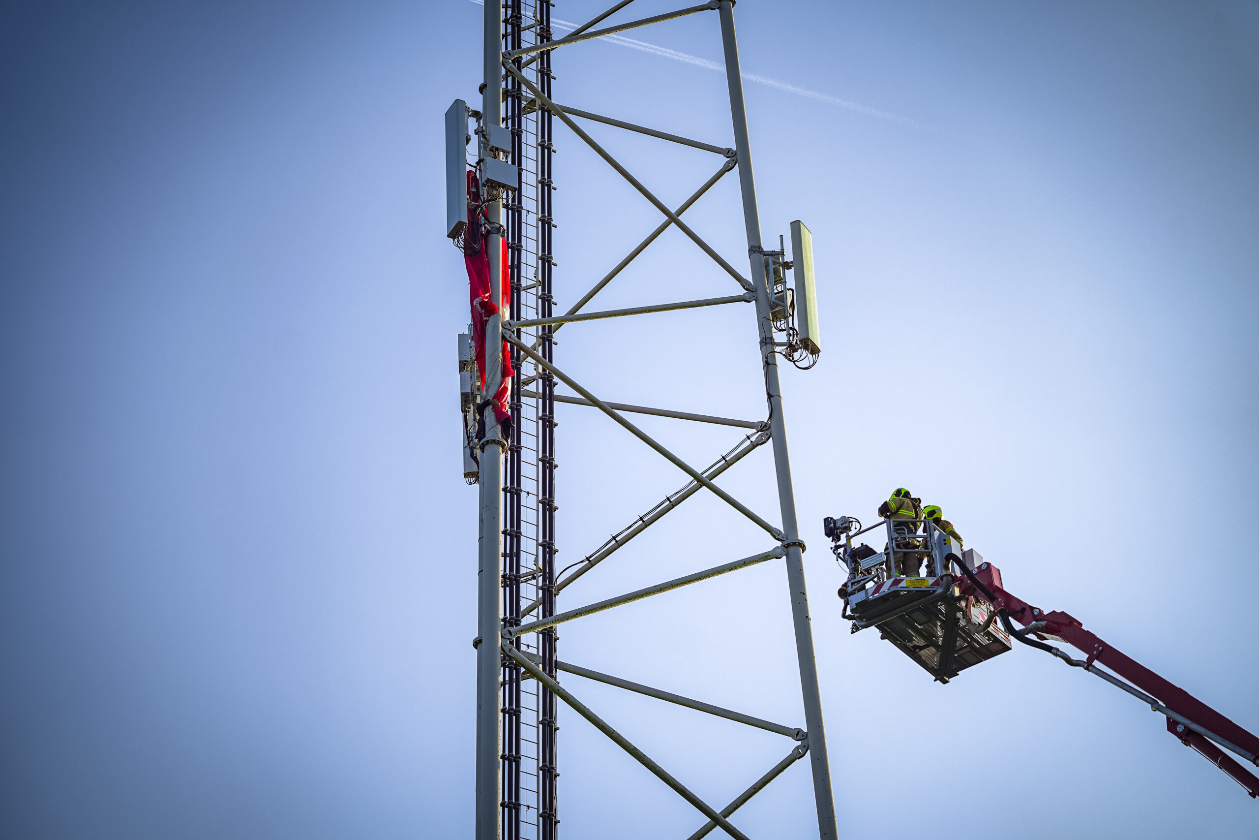 Parachutespringer landt in antennemast en raakt verstrikt