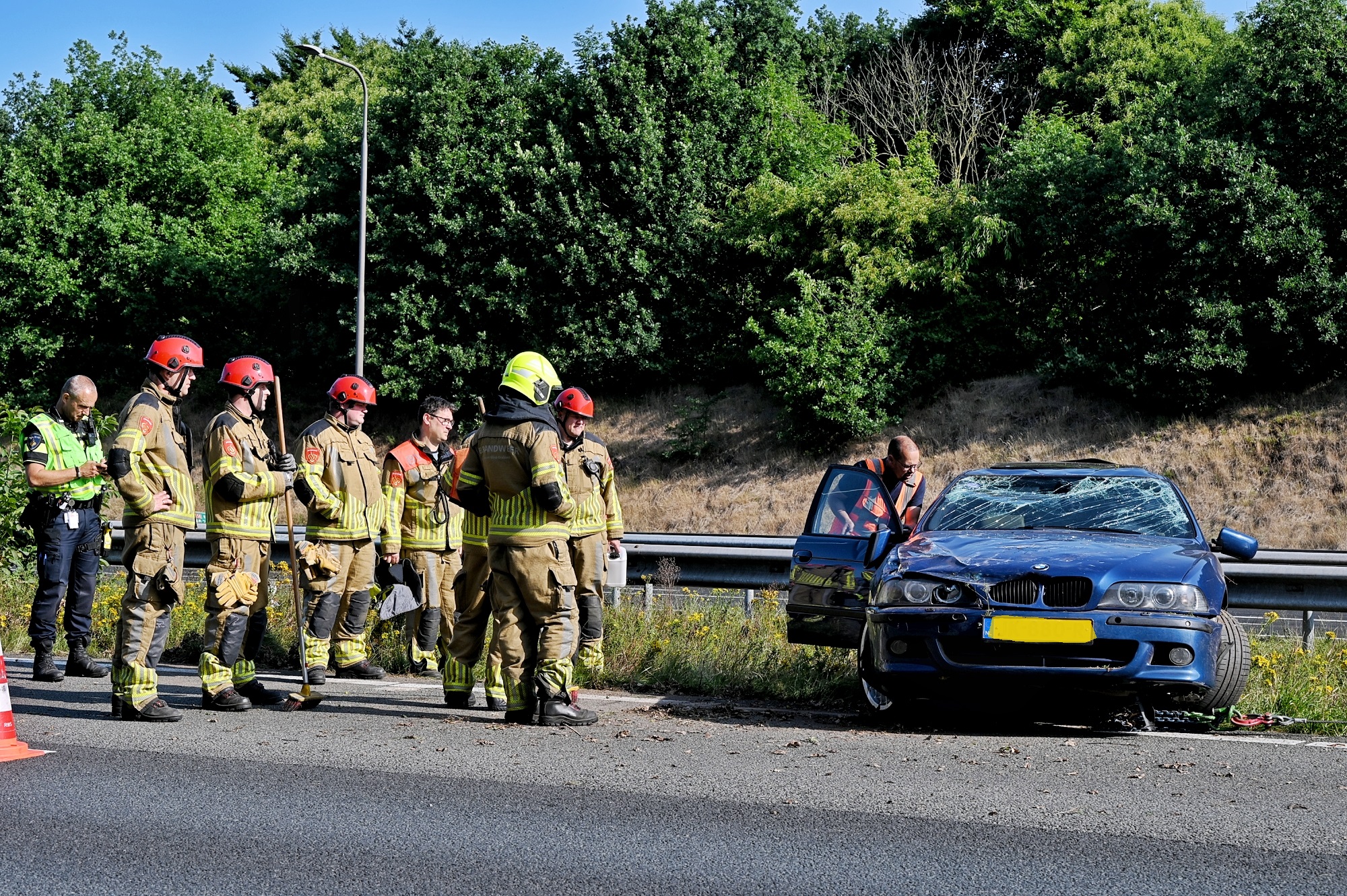 Auto belandt op zijn kop op de snelweg, uur vertraging
