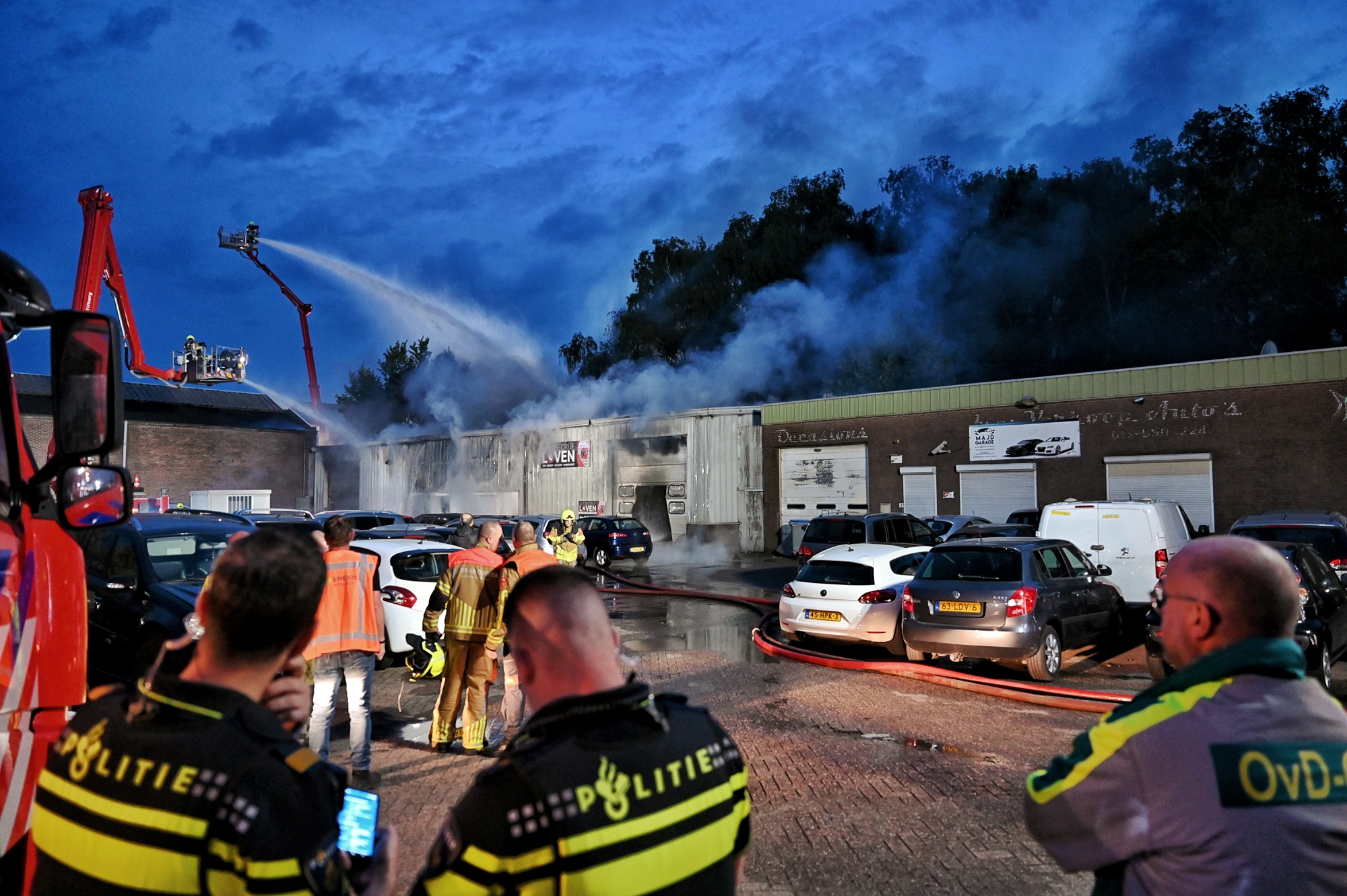 Uitslaande brand bij autobedrijf, meerdere auto’s uitgebrand