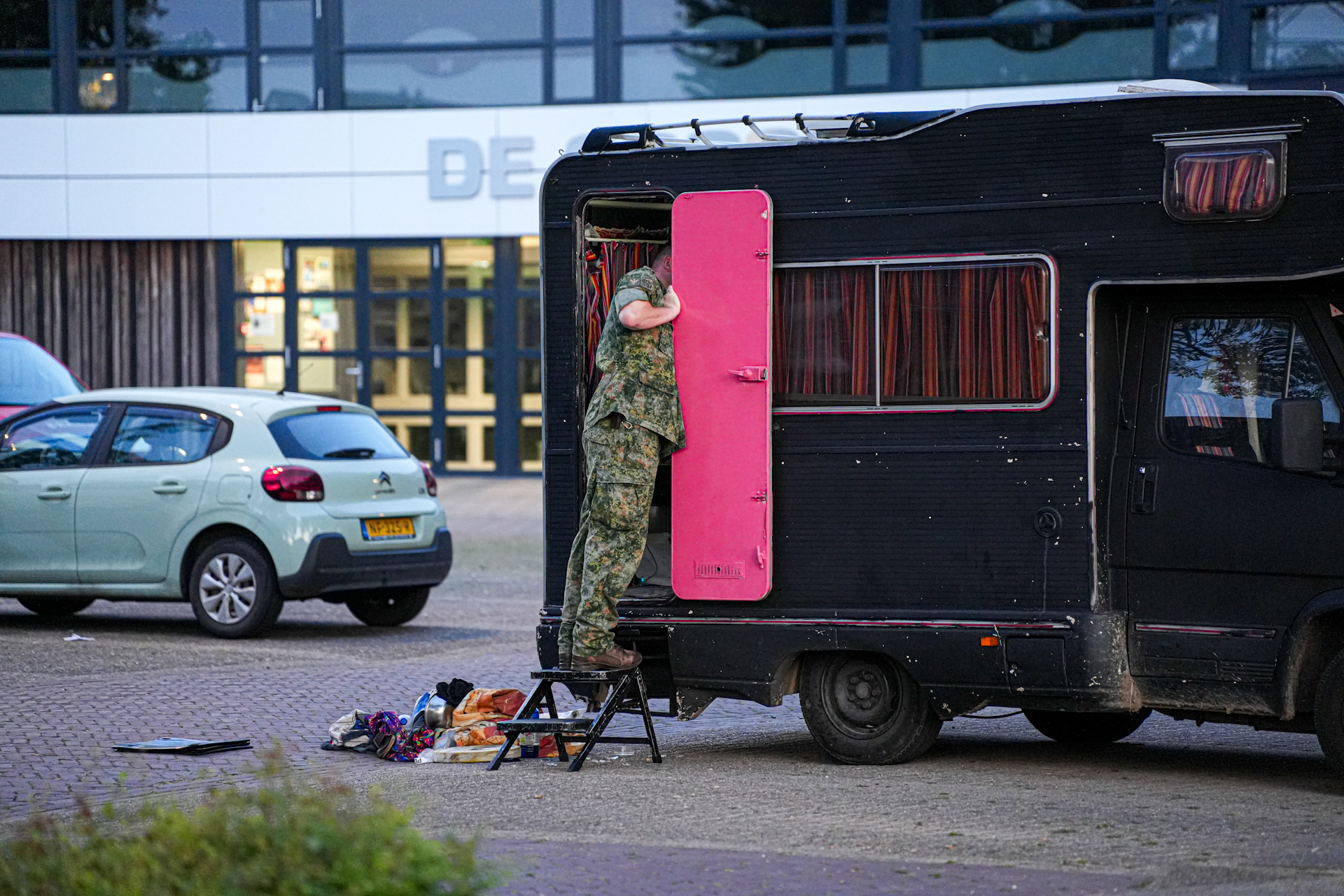 EOD doet onderzoek naar mogelijk explosief in camper, man aangehouden