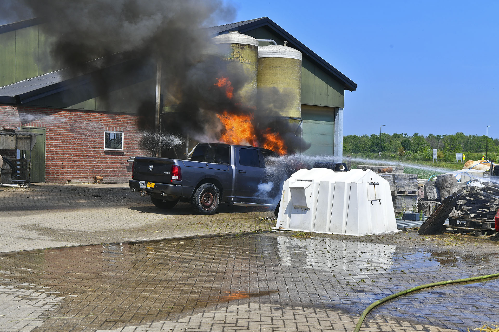Pick-up brandt volledig uit op boerenerf