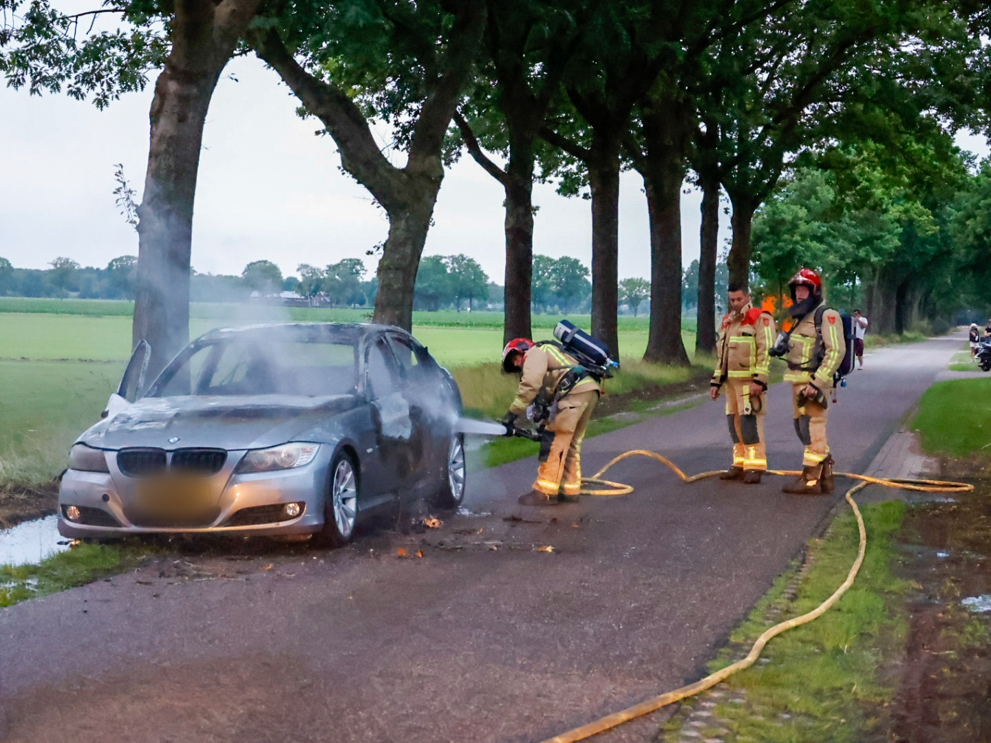 Auto vliegt in brand, inzittenden ongedeerd