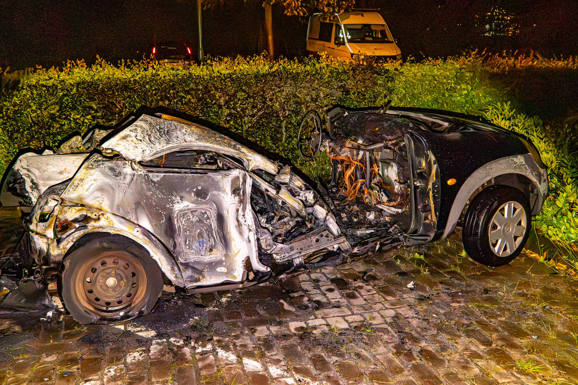 Oefenauto in brand naast brandweerkazerne
