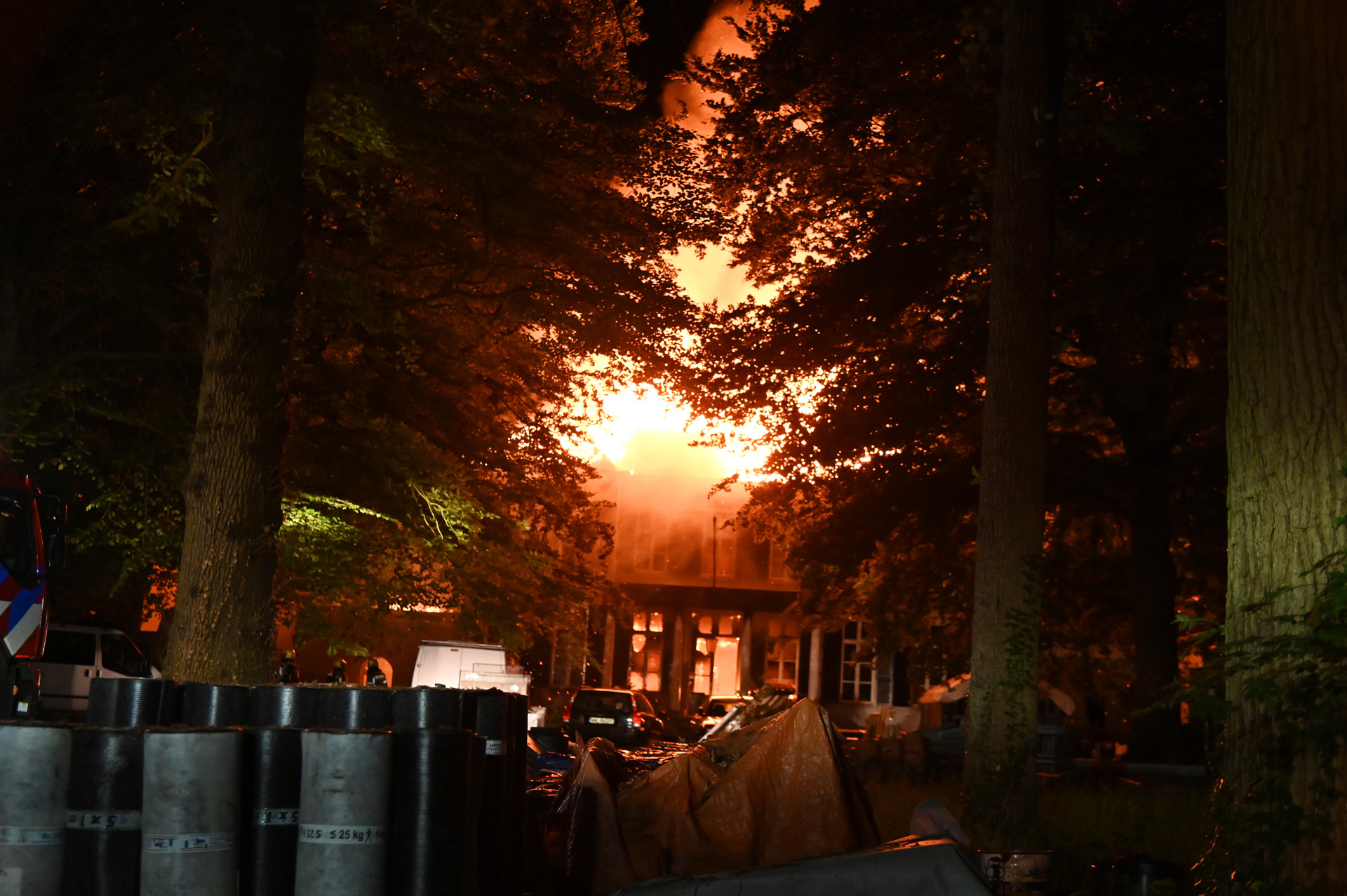 Grote brand verwoest landhuis: 18 mensen in veiligheid