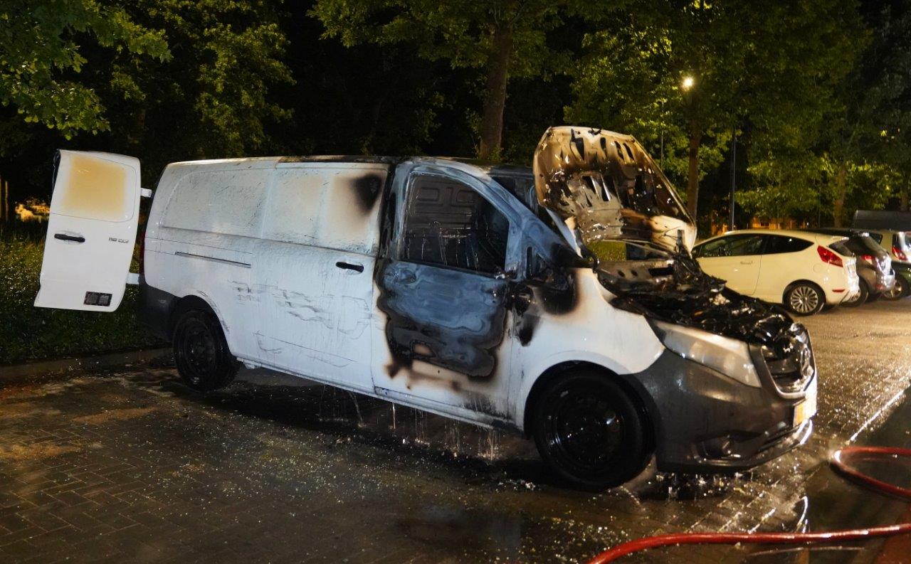 Bestelbus uitgebrand, politie onderzoekt oorzaak