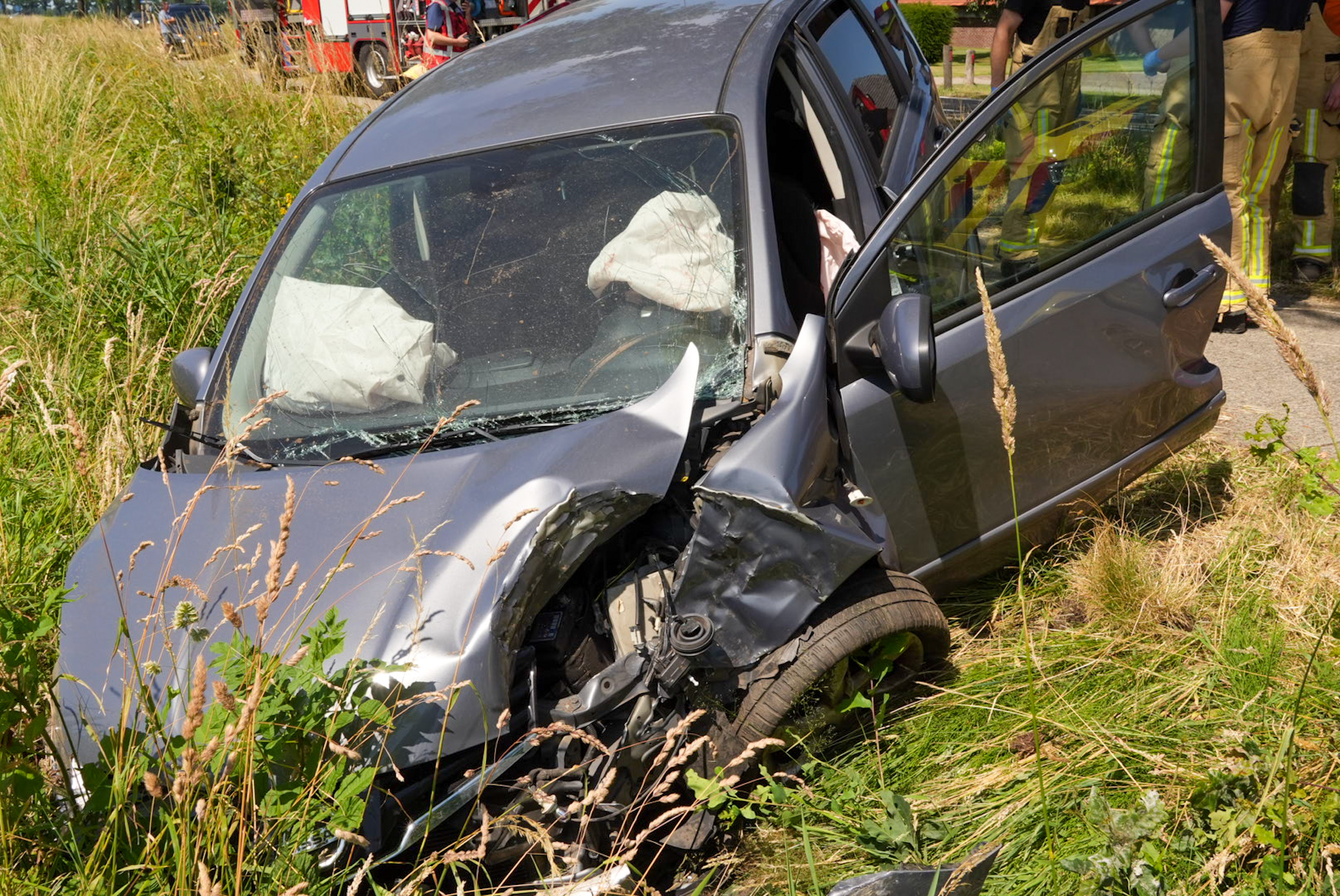 Auto belandt in sloot, vrouw gewond