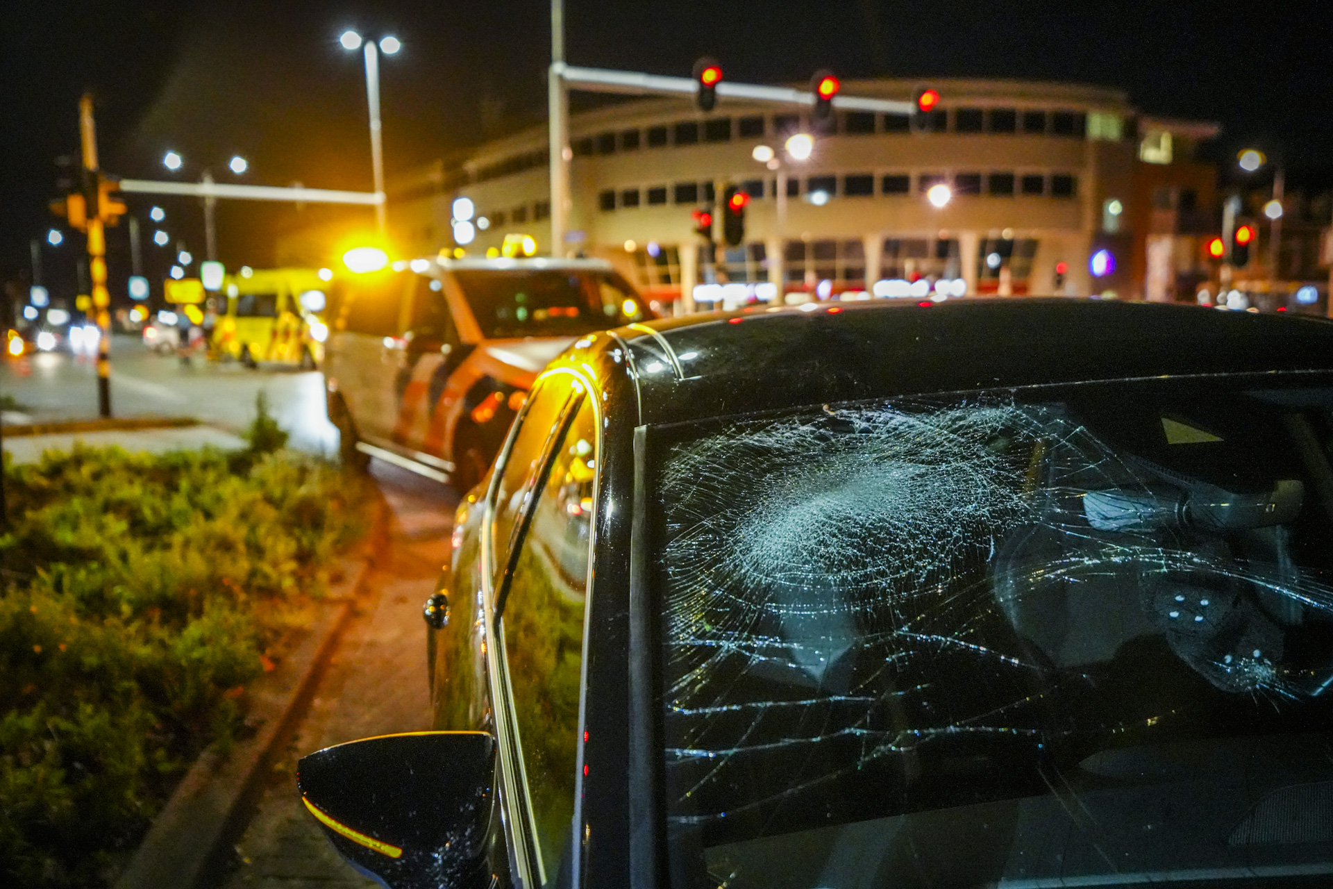 Fietser vliegt door de lucht en breekt been bij aanrijding
