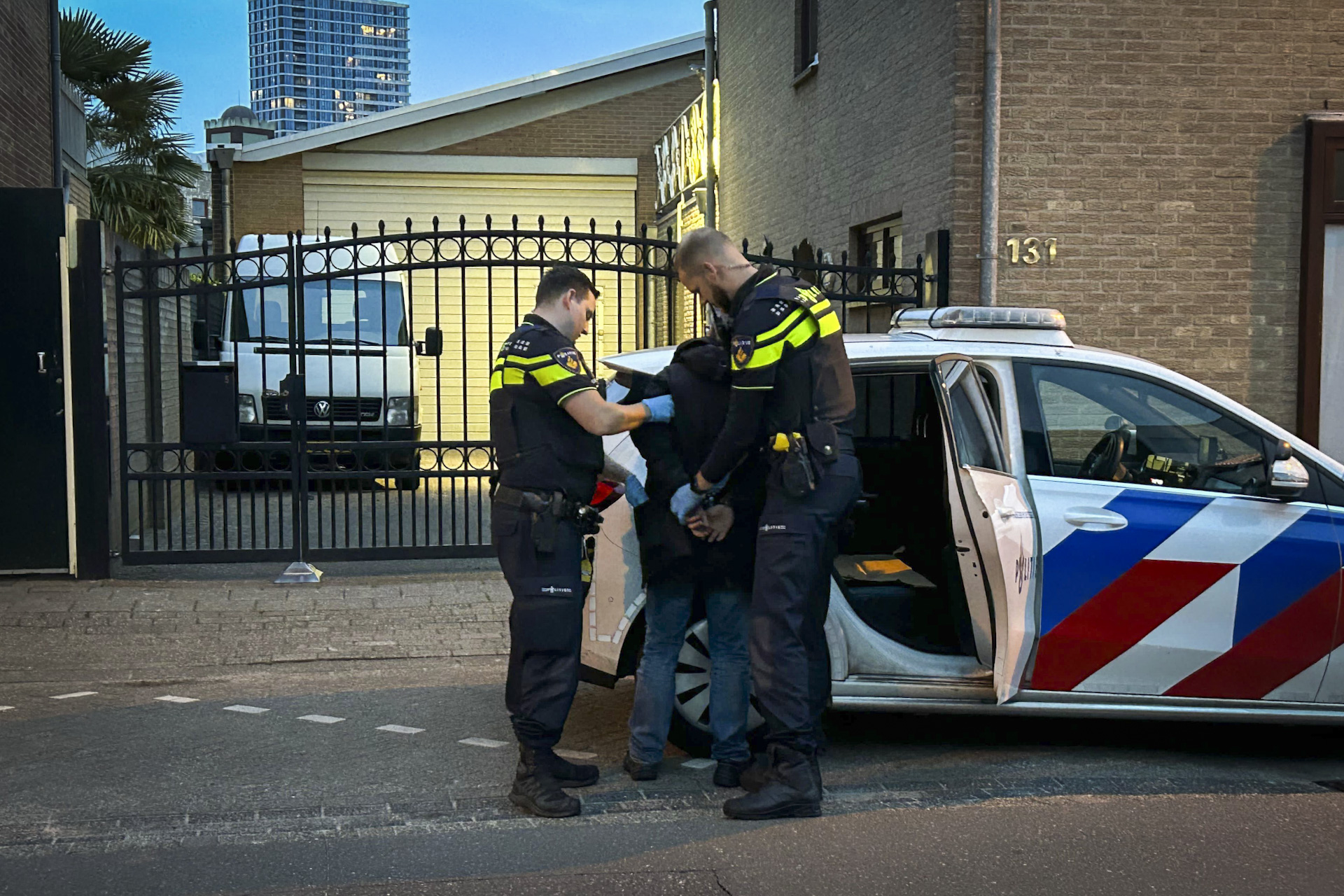 Man slaat autoruit kapot en raakt gewond tijdens vlucht poging