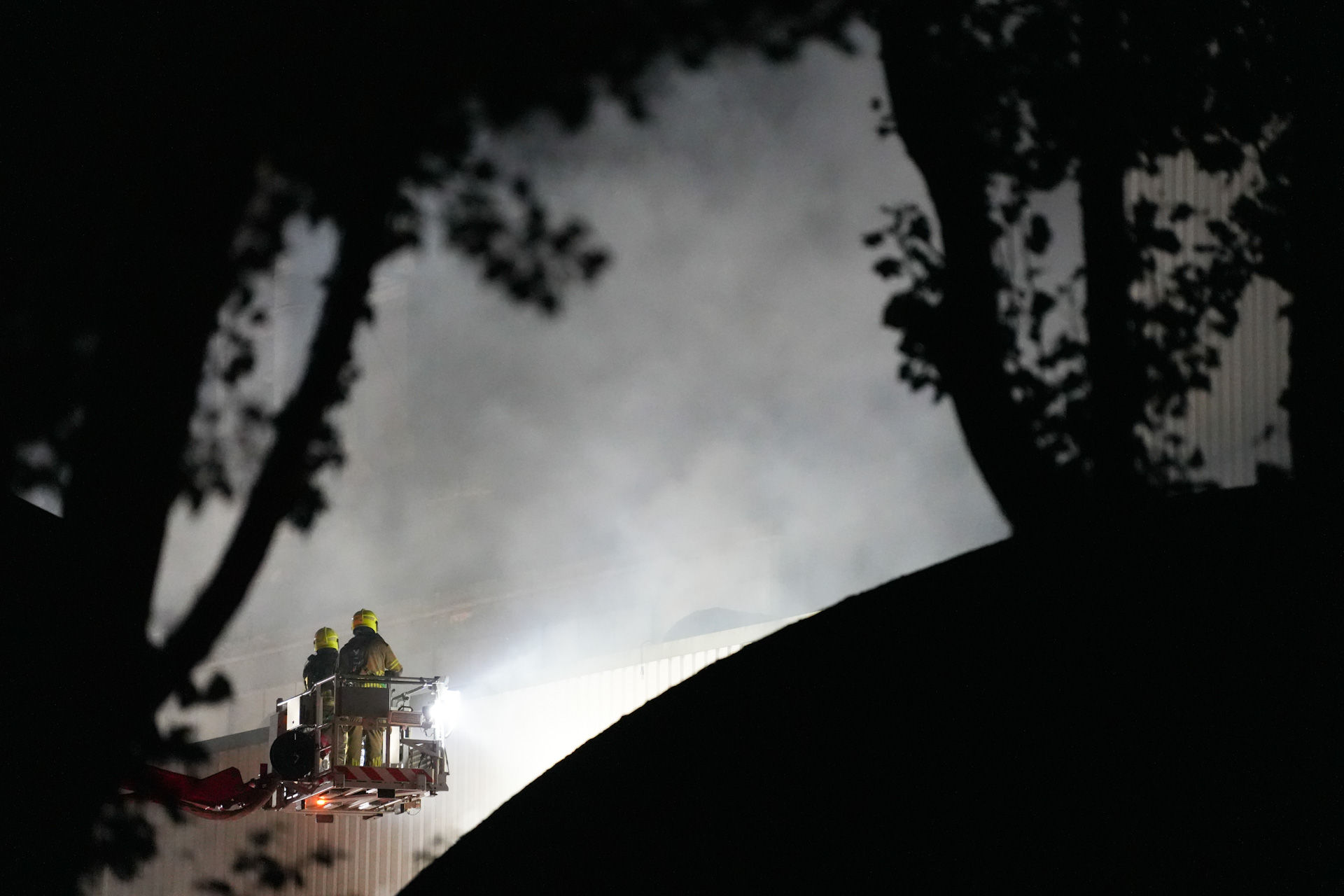 Loods van veevoerbedrijf vliegt in brand, veel rookontwikkeling