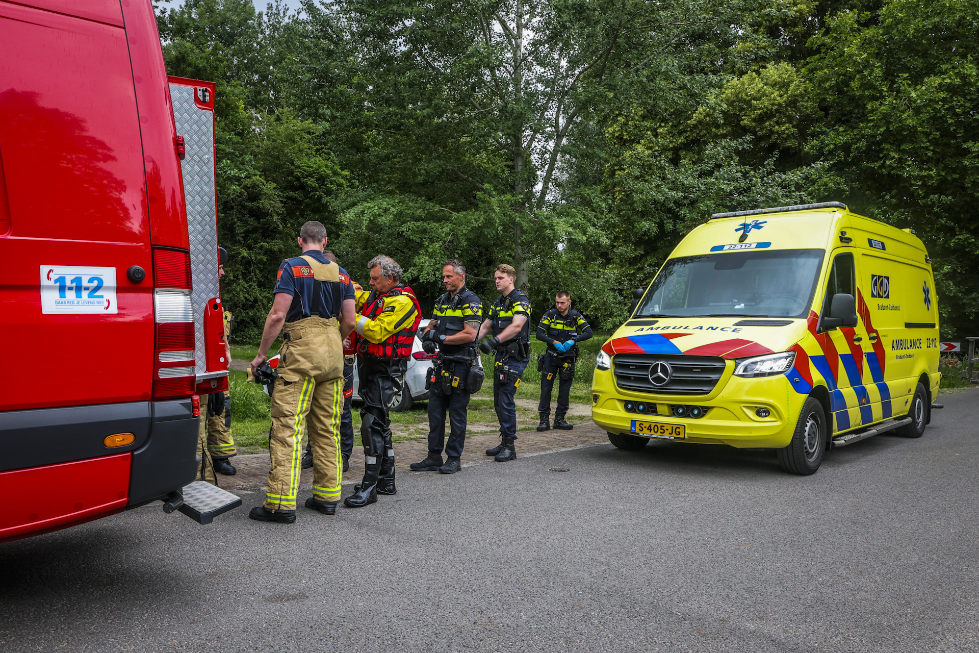 Man belandt in water, omstander schiet te hulp