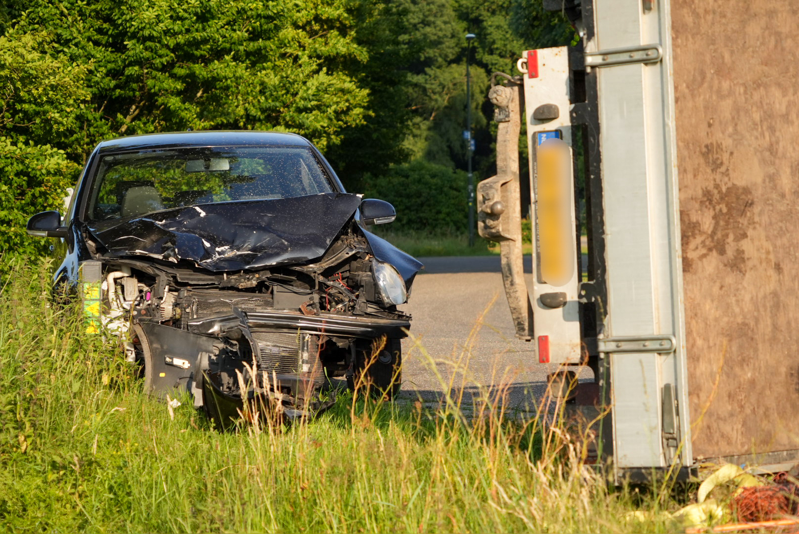Bestelwagen kantelt na botsing met auto op kruising