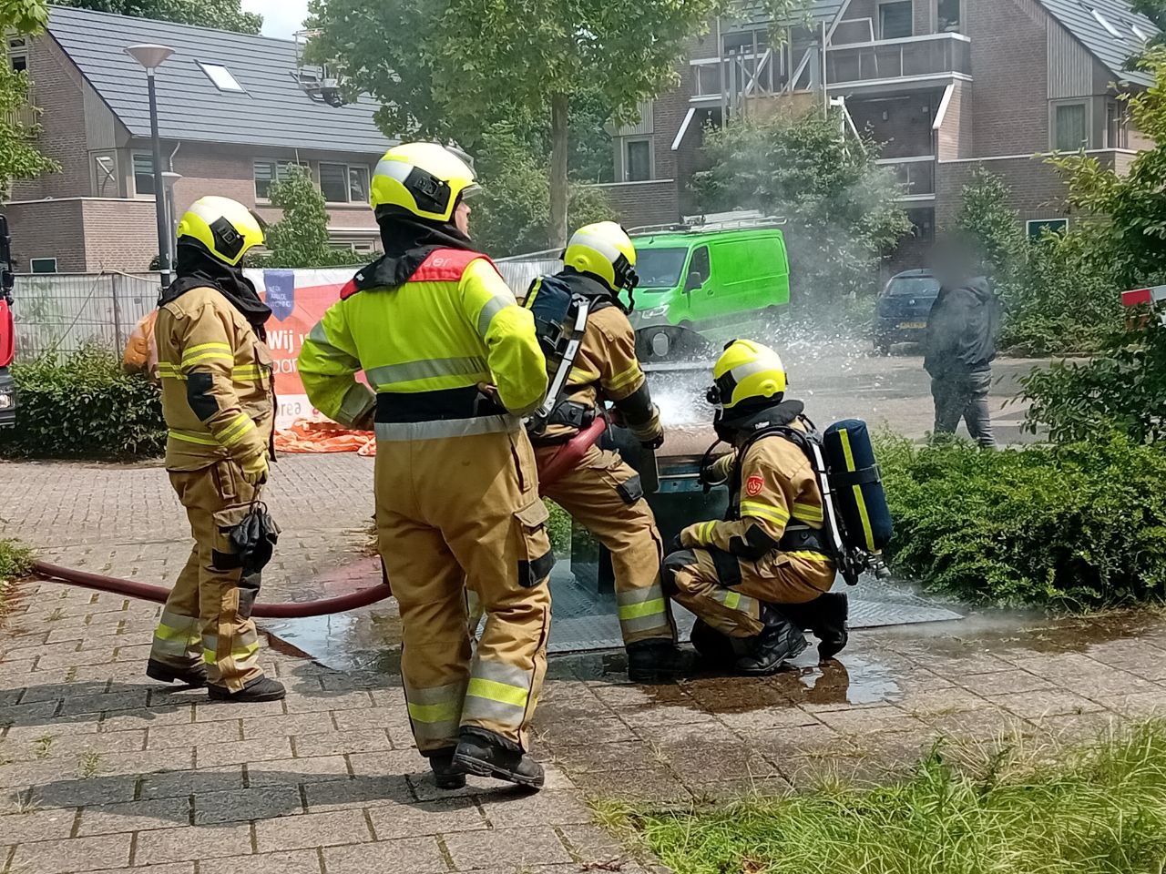 Ondergrondse container gevuld met water tijdens brand