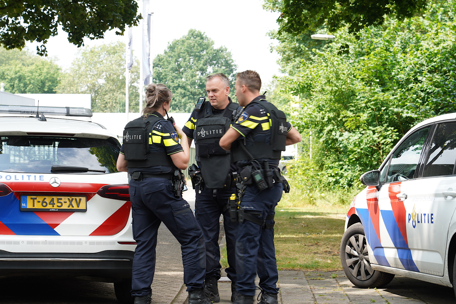 Politie met kogelwerende vesten op zoek naar gewapende overvaller