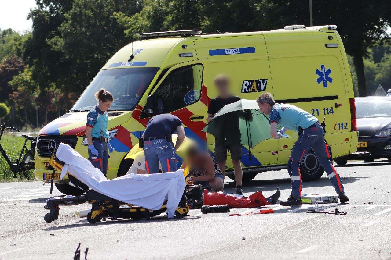 Motorrijder zwaargewond na botsing met busje
