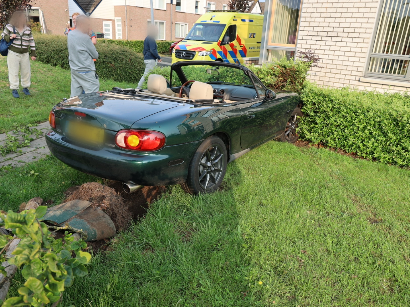 Auto rijdt door hekwerk en belandt in plantsoen