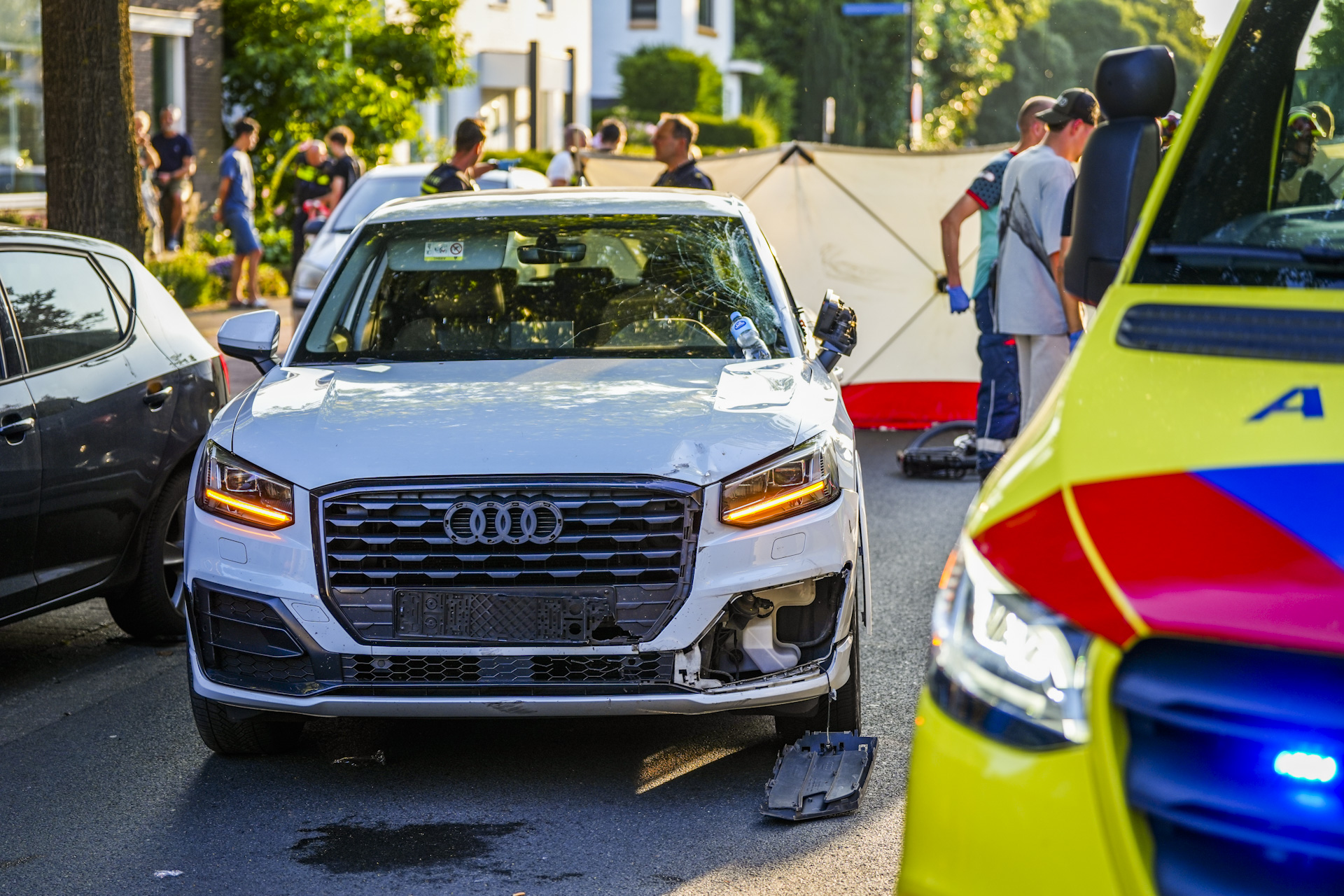 Fietser zwaargewond na harde aanrijding op oversteek