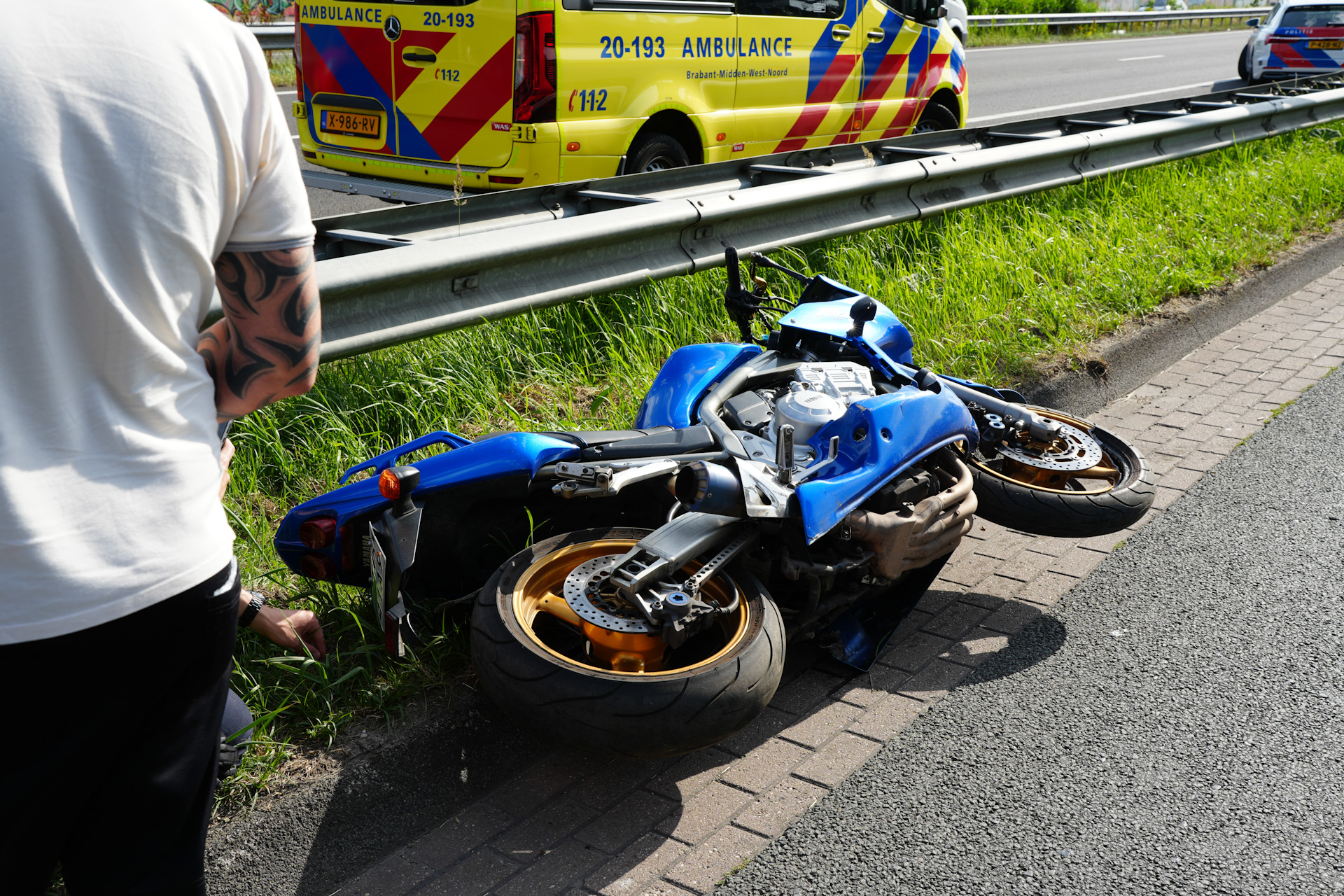 Motorrijder vliegt over vangrail en raakt zwaargewond