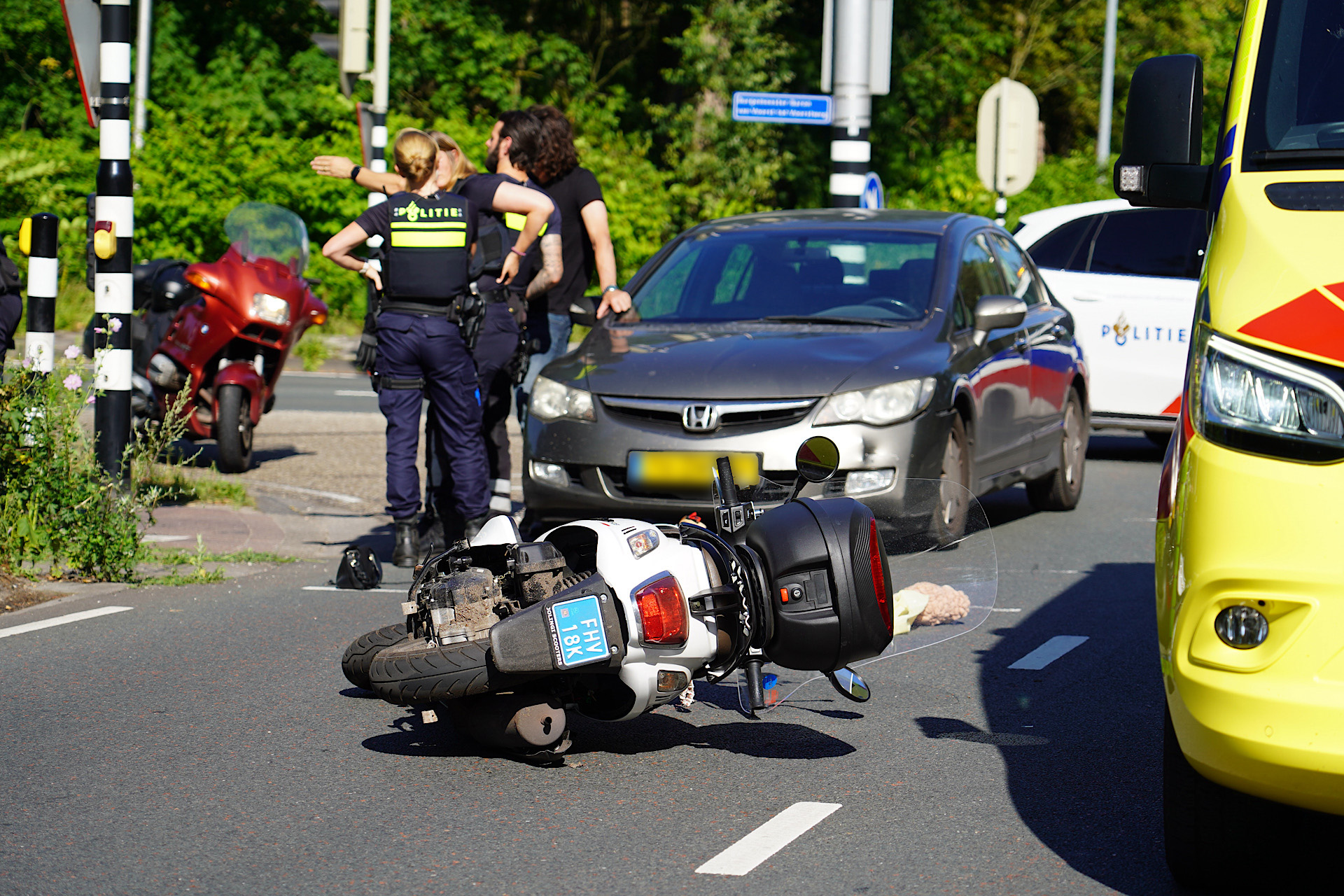 Scooterrijdster aangereden door auto