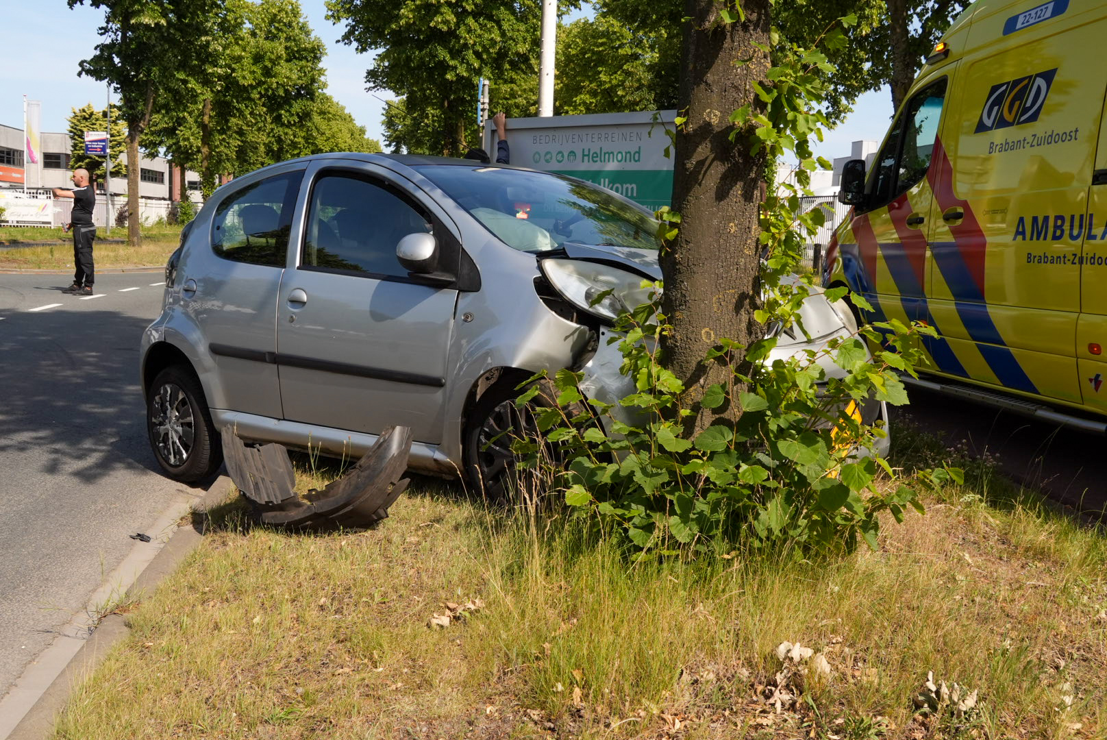 Aanrijding tussen twee auto’s op industrieterrein Helmond, vrouw gewond