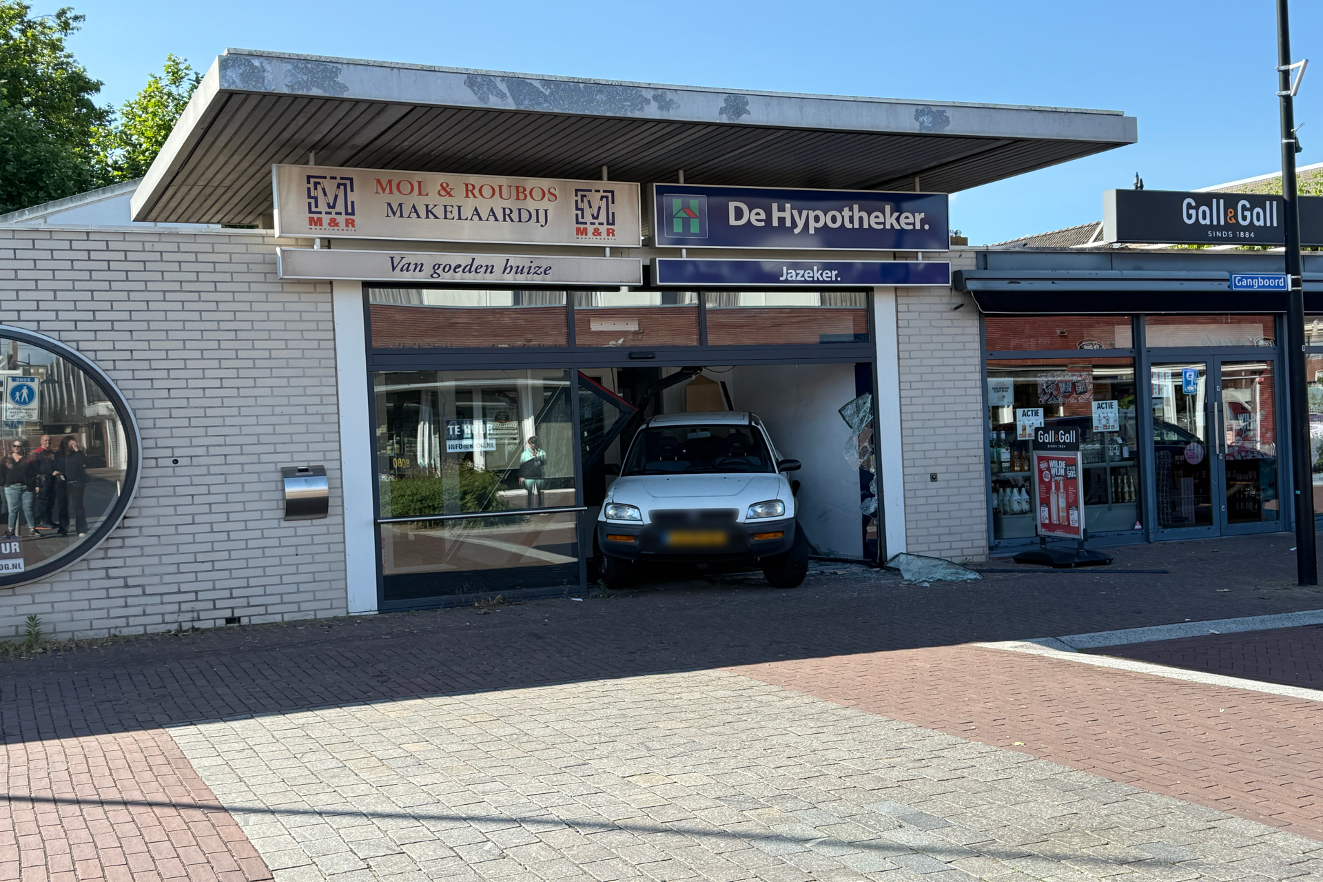 Auto rijdt tegen pand, gevel zwaar beschadigd