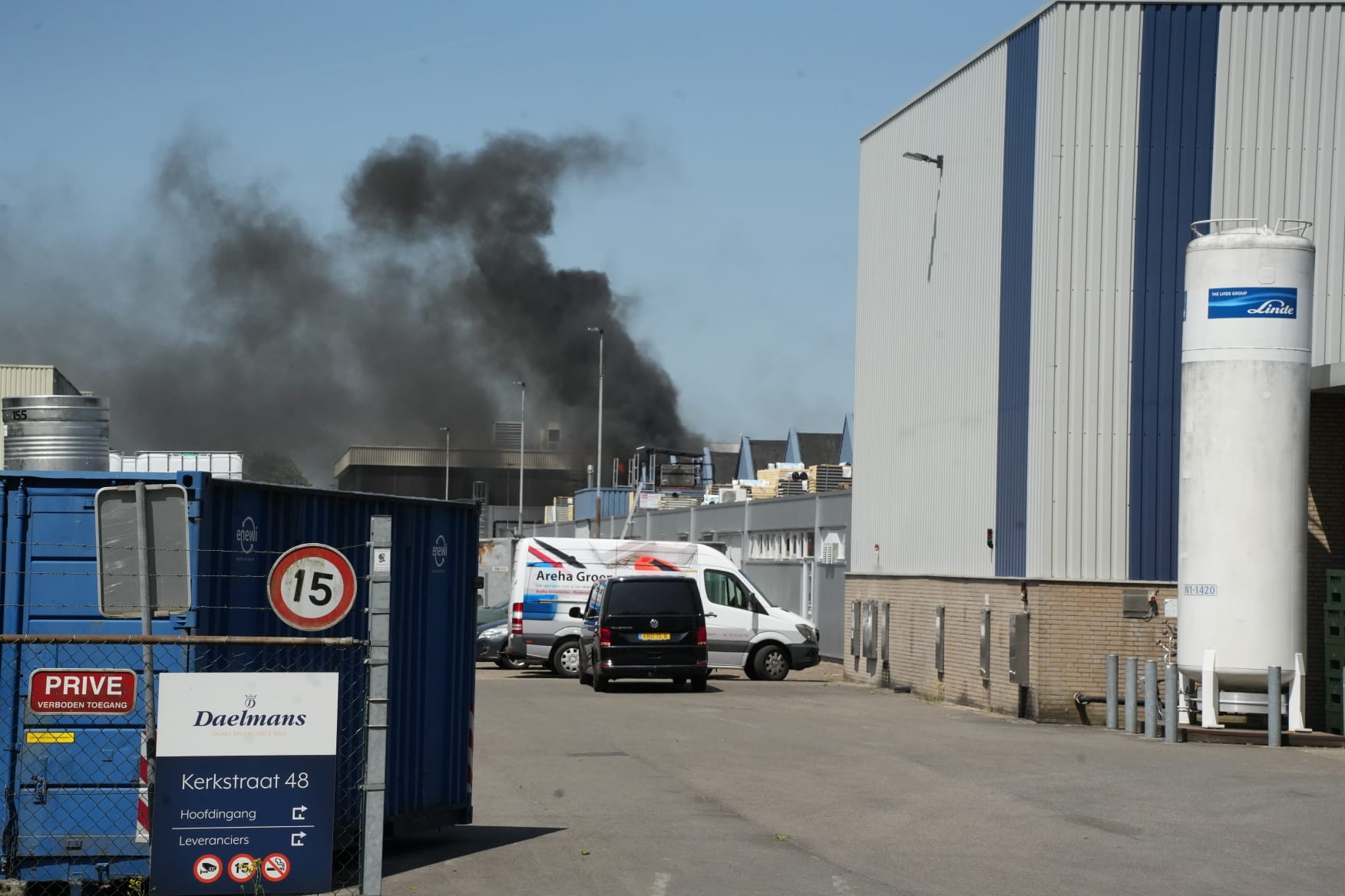 Grote brand bij bakkerij