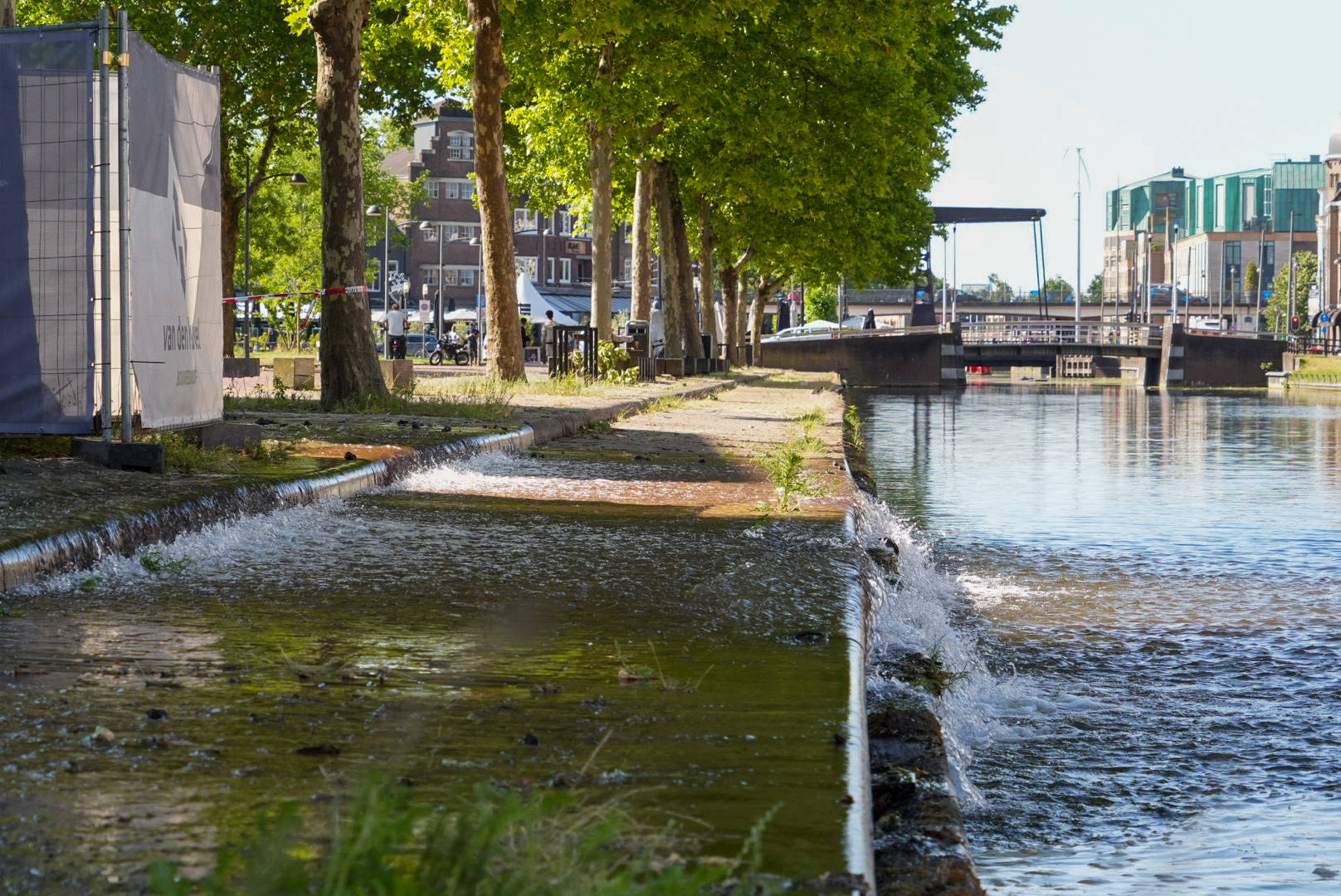 Waterleiding gesprongen, straat onder water