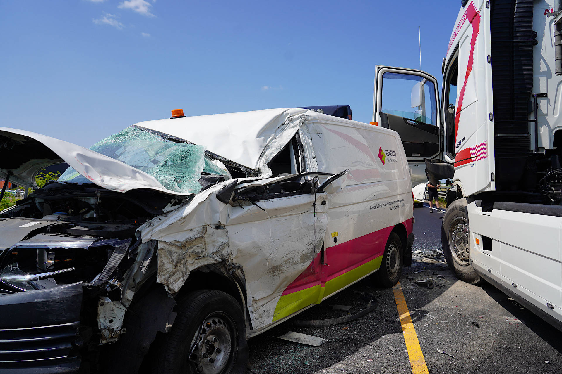 Zwaargewond bij frontale botsing met vrachtwagen