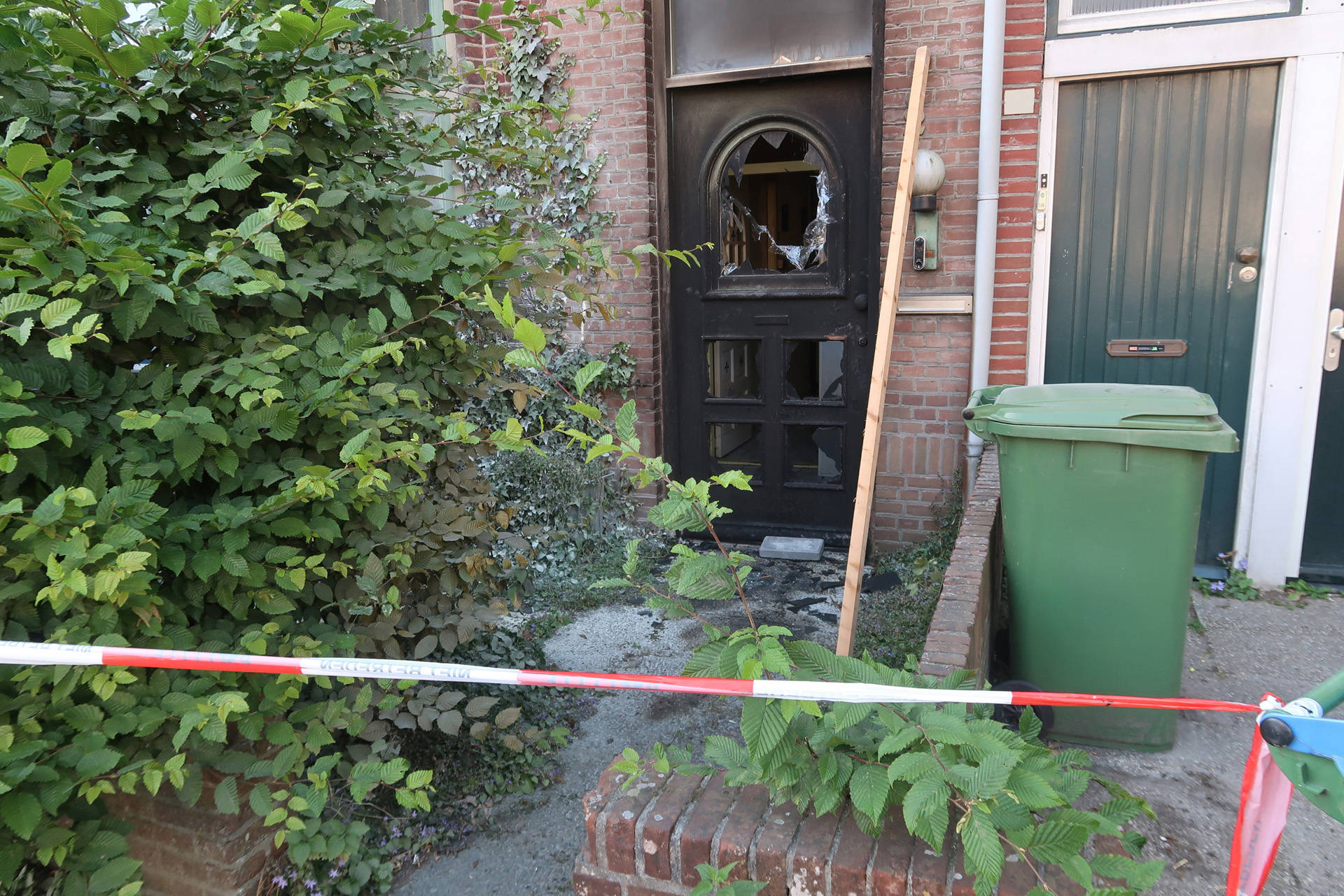 Brandstichting in de vroege ochtend: voordeur in vlammen op gegaan
