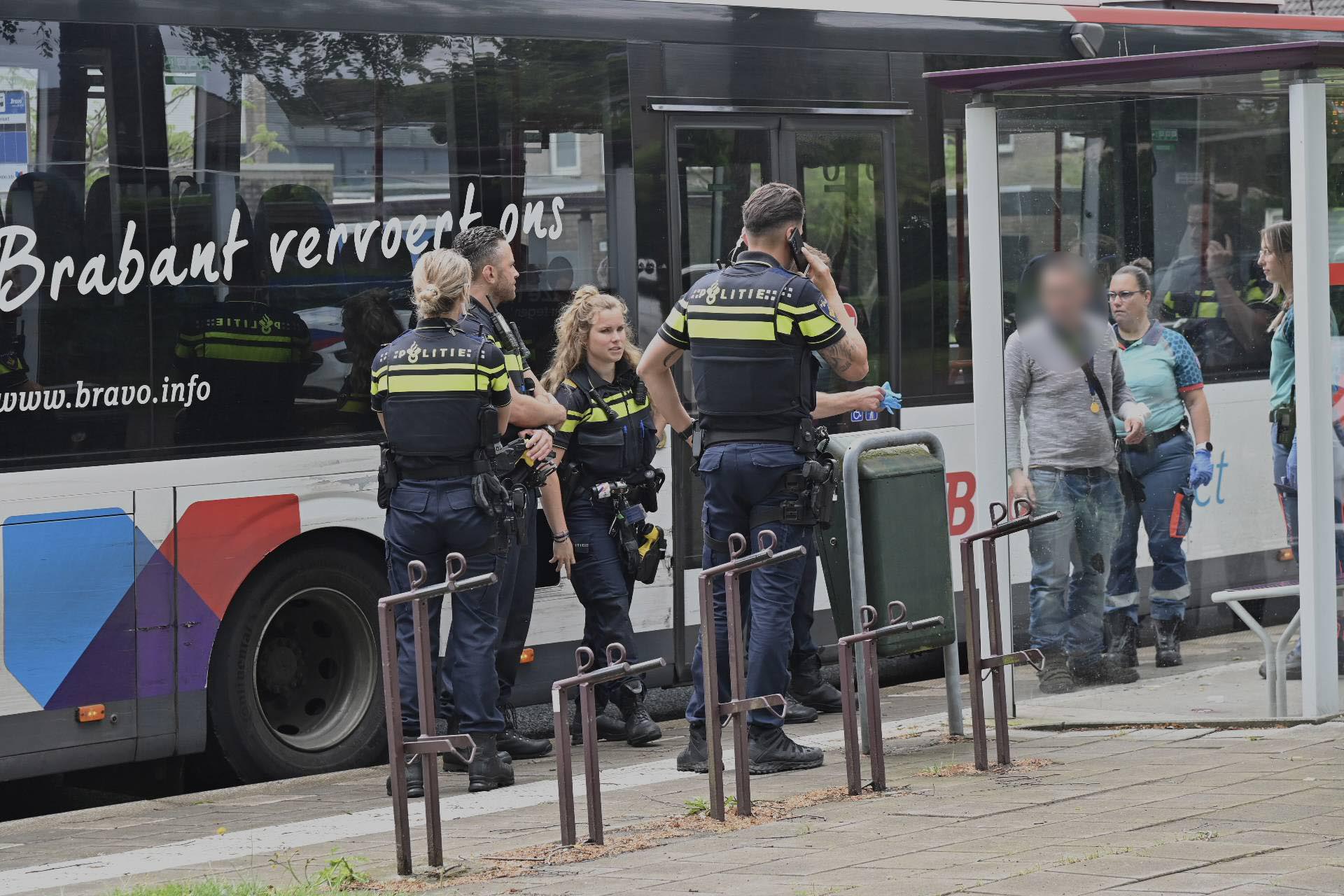 Man met steekwond stapt in de bus, buschauffeur belt 112