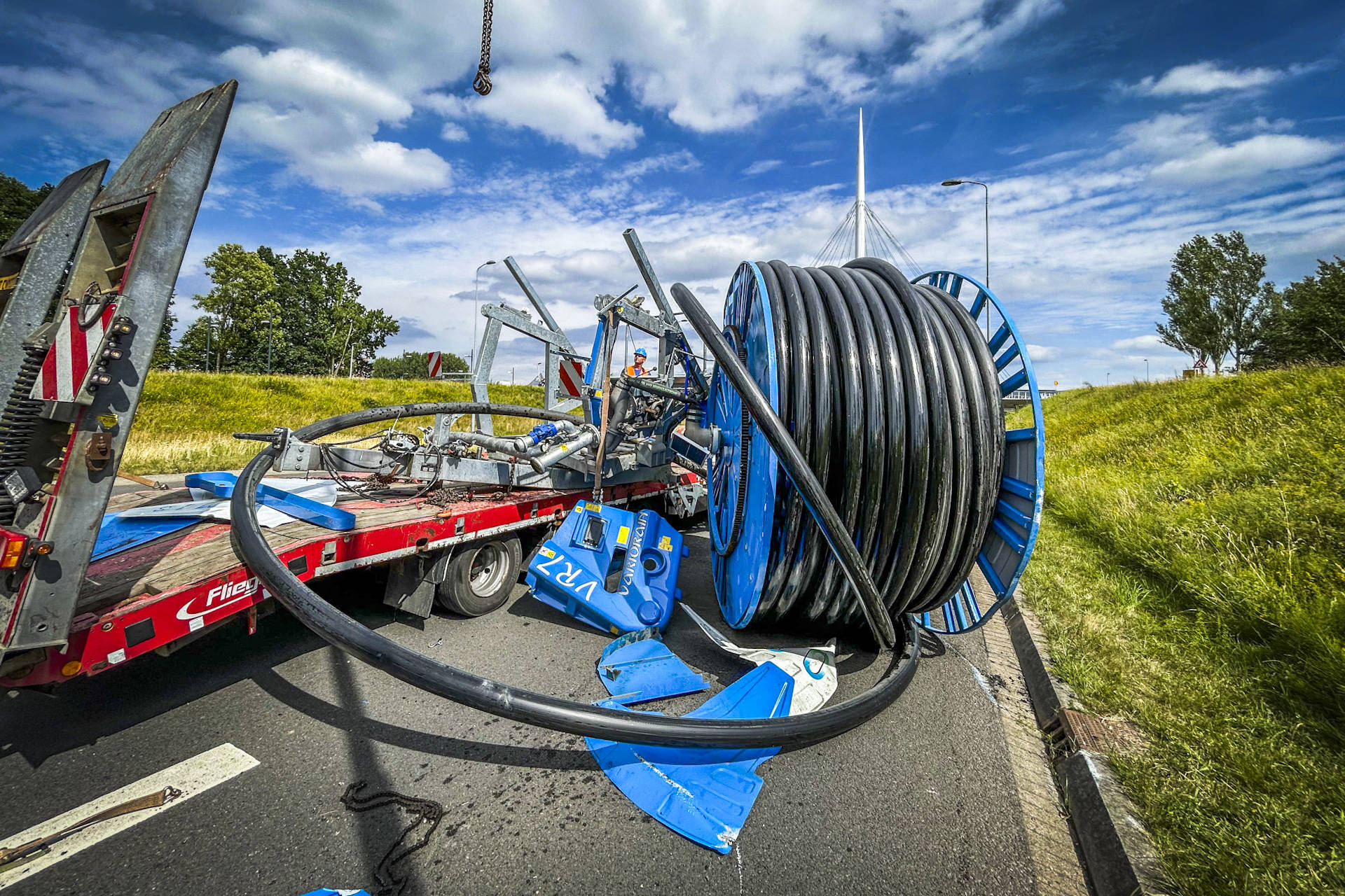 Enorme ravage: haspel botst op verkeersbord en valt op de weg