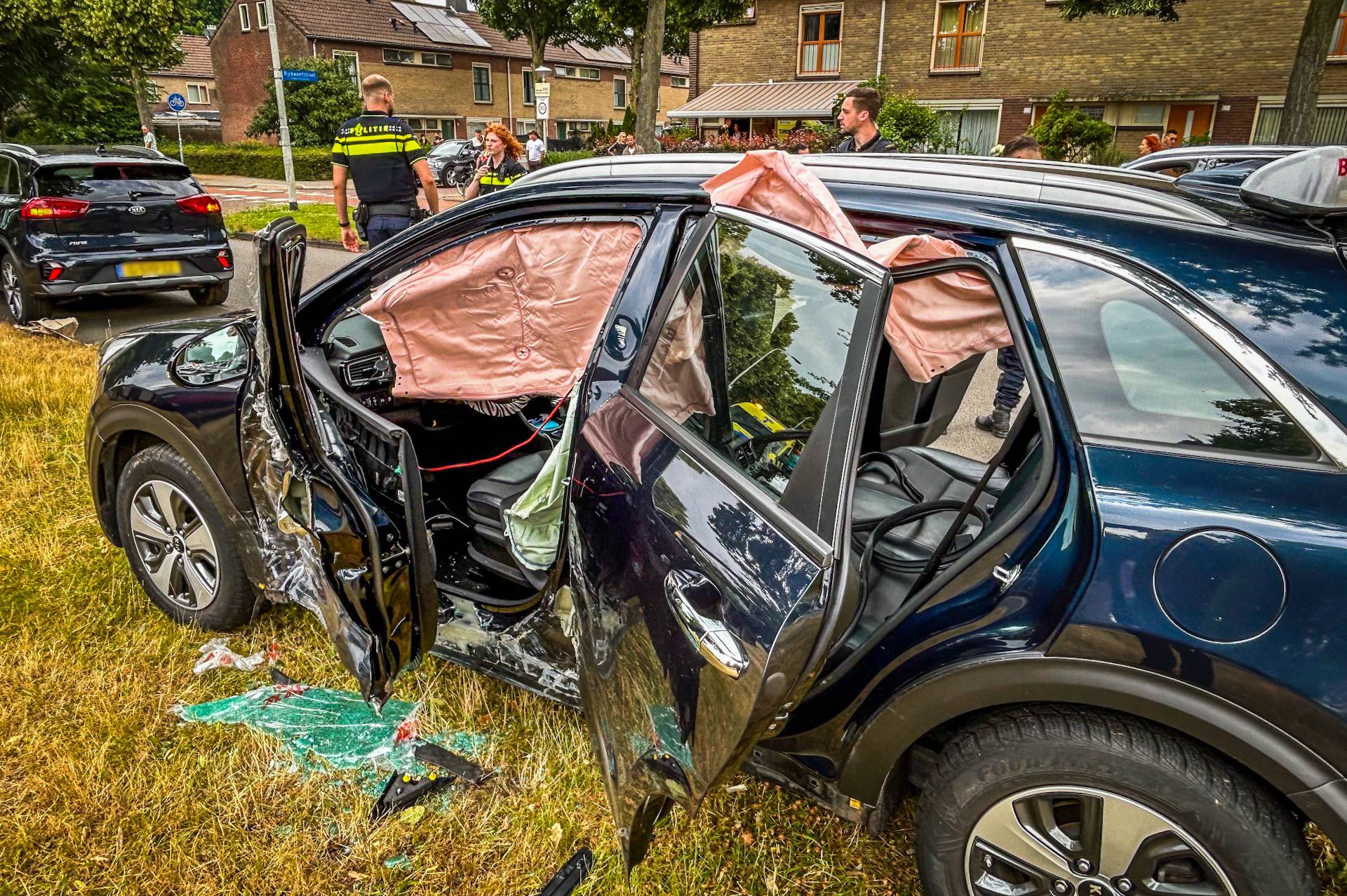 Taxichauffeur bevrijd uit auto na ongeluk
