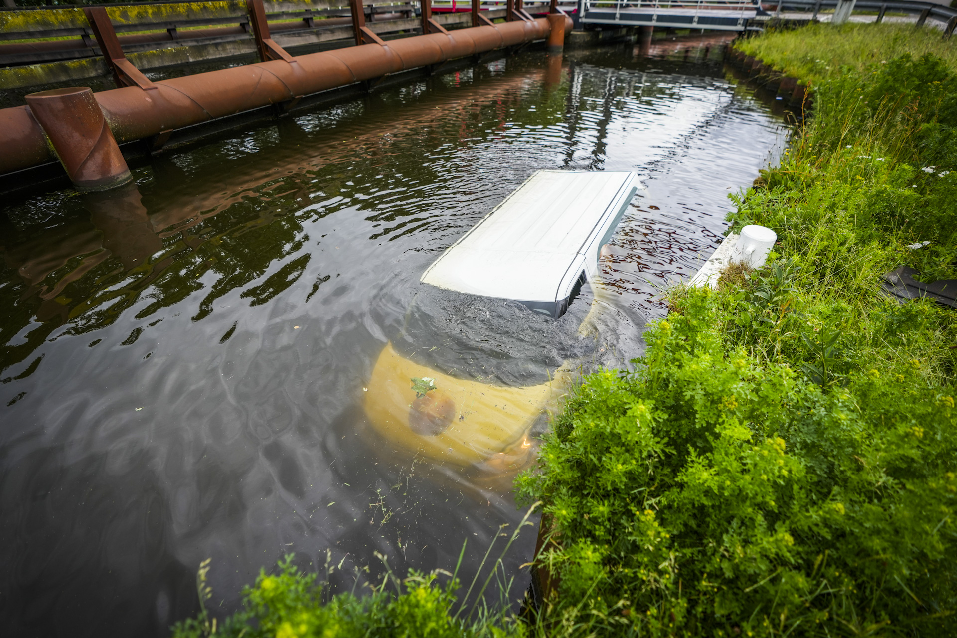 Bestelbus in het kanaal gelanceerd, bestuurder onder invloed