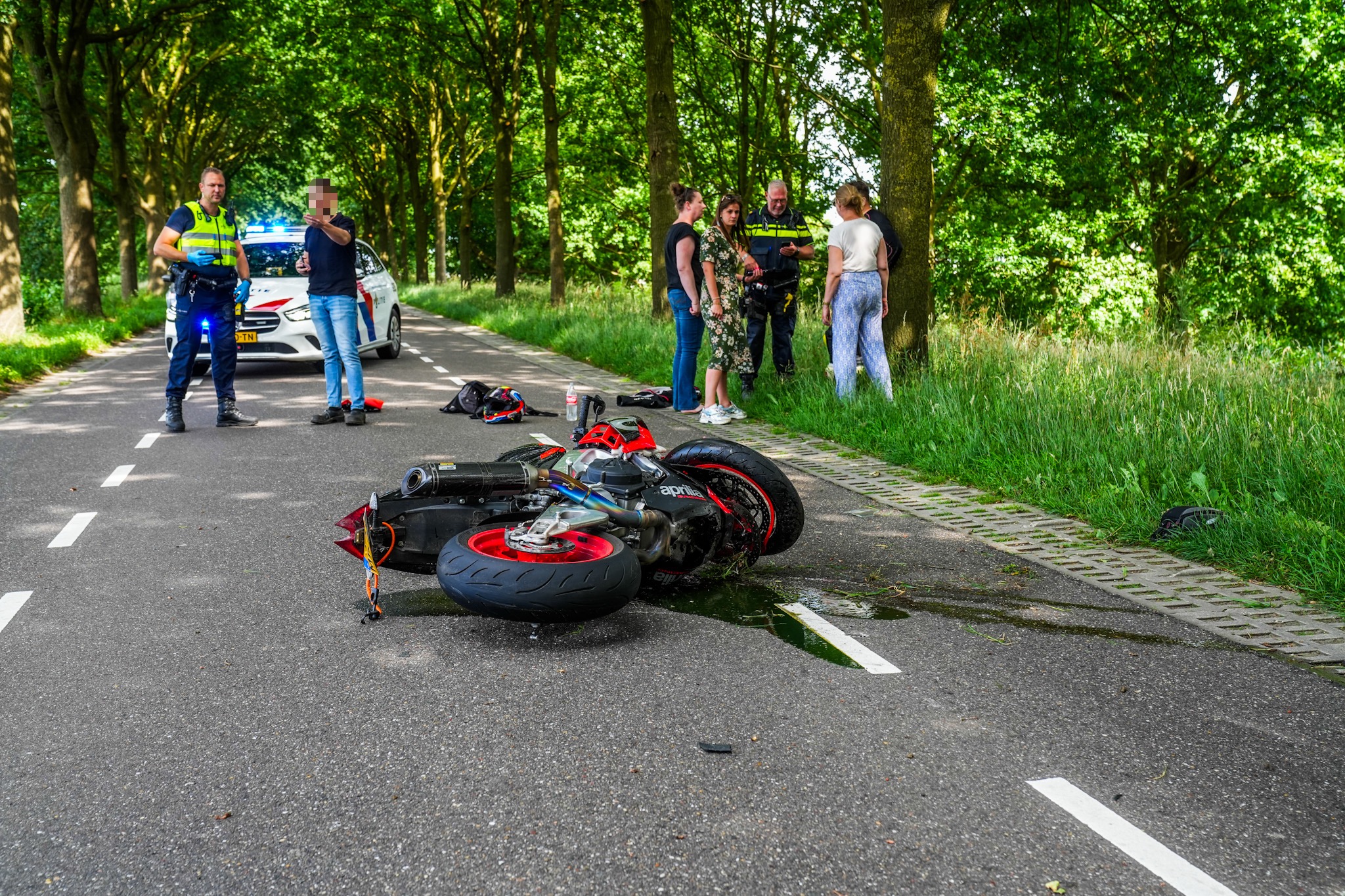 Motorrijder botst met bestelwagen en klapt tegen boom