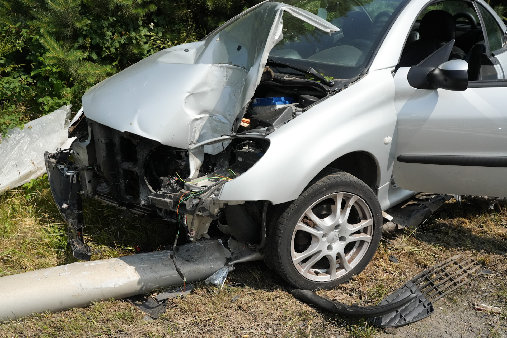 Bestuurder rijdt lantaarnpaal uit de grond na in slaap vallen