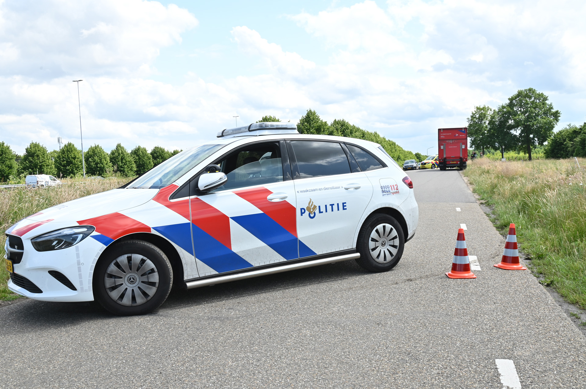 Busje rijdt wielrenner, slachtoffer naar ziekenhuis