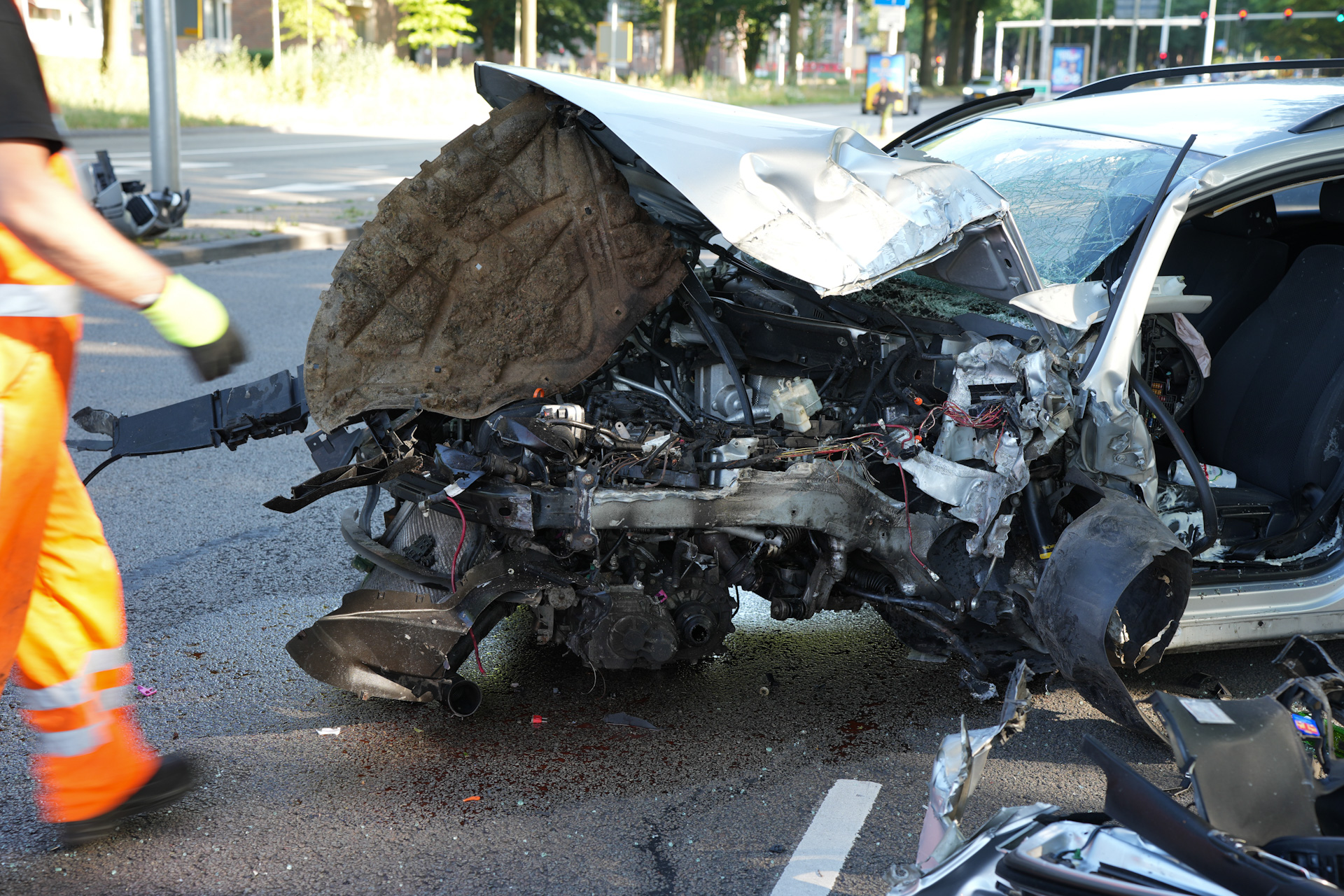 Auto total loss na harde botsing tegen portaalpaal