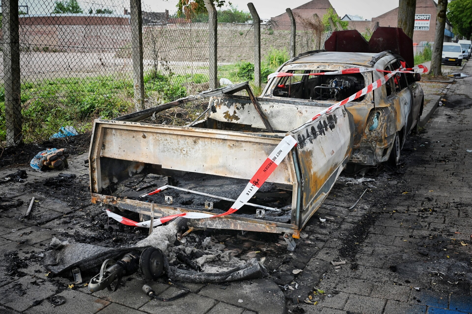 Auto en vouwwagen uitgebrand, dakloze man verliest al zijn bezittingen