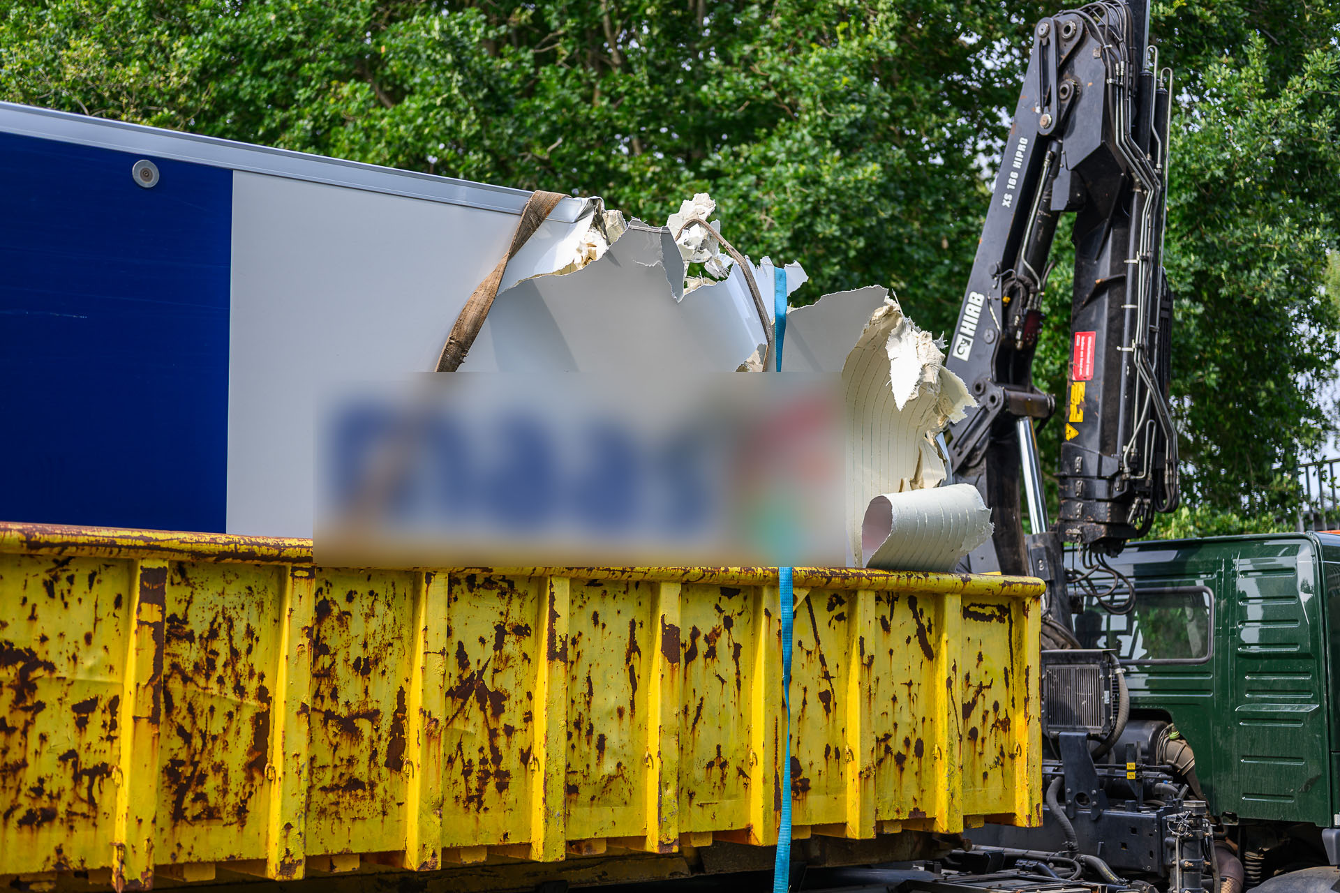 Chauffeur mist laag viaduct en verliest bak van wagen