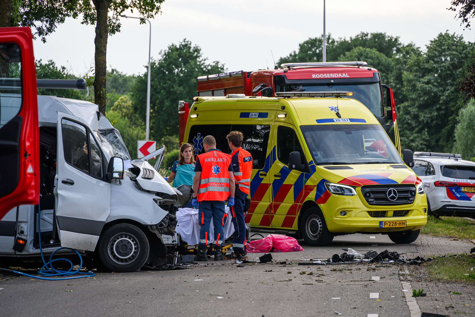 Bestuurder (26) overleden bij ernstig ongeval met bestelbus